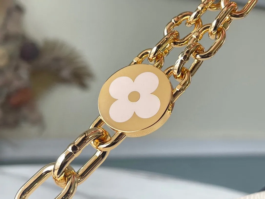 💰1160 (first-grain leather) top original single M59403 beige This Twist medium handbag is a new double chain embedded with hand-enameled Monogram flowers, which can release a feminine atmosphere whether used as decoration or to expand the carrying method. Twist twist lock continues the classic element. Dimensions: 23 x 17 x 9.5 cm