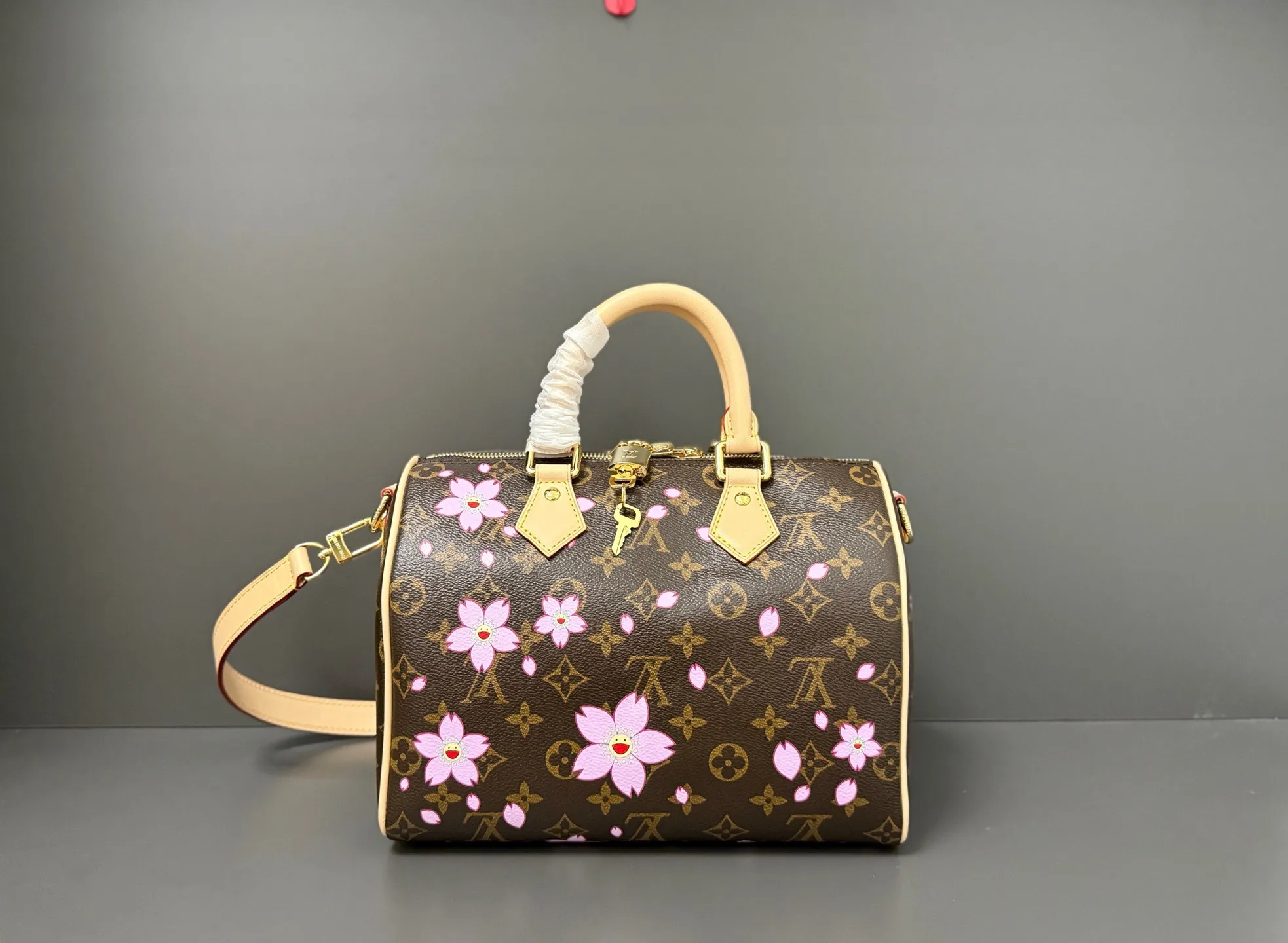 💰1100 (Steel Hardware) Top Original Single M14174 (163 Chip) This sedy bandoulière 25 handbag is from the Louis Vuitton x Takashi Murakami series. It incorporates the brand's classic monogram coating into Takashi Murakami's vivid cherry blossom pattern, and then continues the same to the removable bag decoration. Cow leather constructed toron handles and removable leather shoulder strap, dual zippers and padlock keep personal belongings safe and secure. 19 x 15 x 25 cm