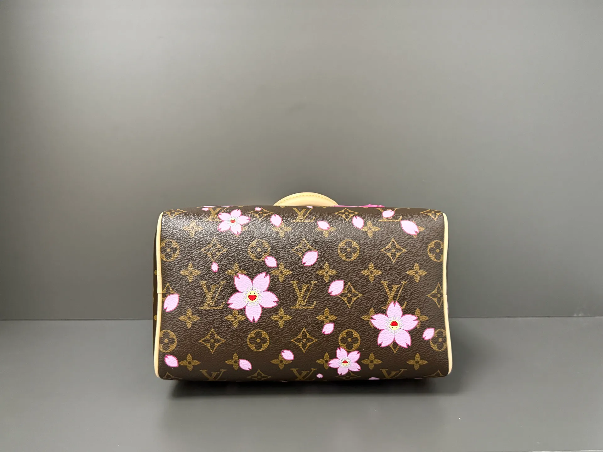 💰1100 (Steel Hardware) Top Original Single M14174 (163 Chip) This sedy bandoulière 25 handbag is from the Louis Vuitton x Takashi Murakami series. It incorporates the brand's classic monogram coating into Takashi Murakami's vivid cherry blossom pattern, and then continues the same to the removable bag decoration. Cow leather constructed toron handles and removable leather shoulder strap, dual zippers and padlock keep personal belongings safe and secure. 19 x 15 x 25 cm