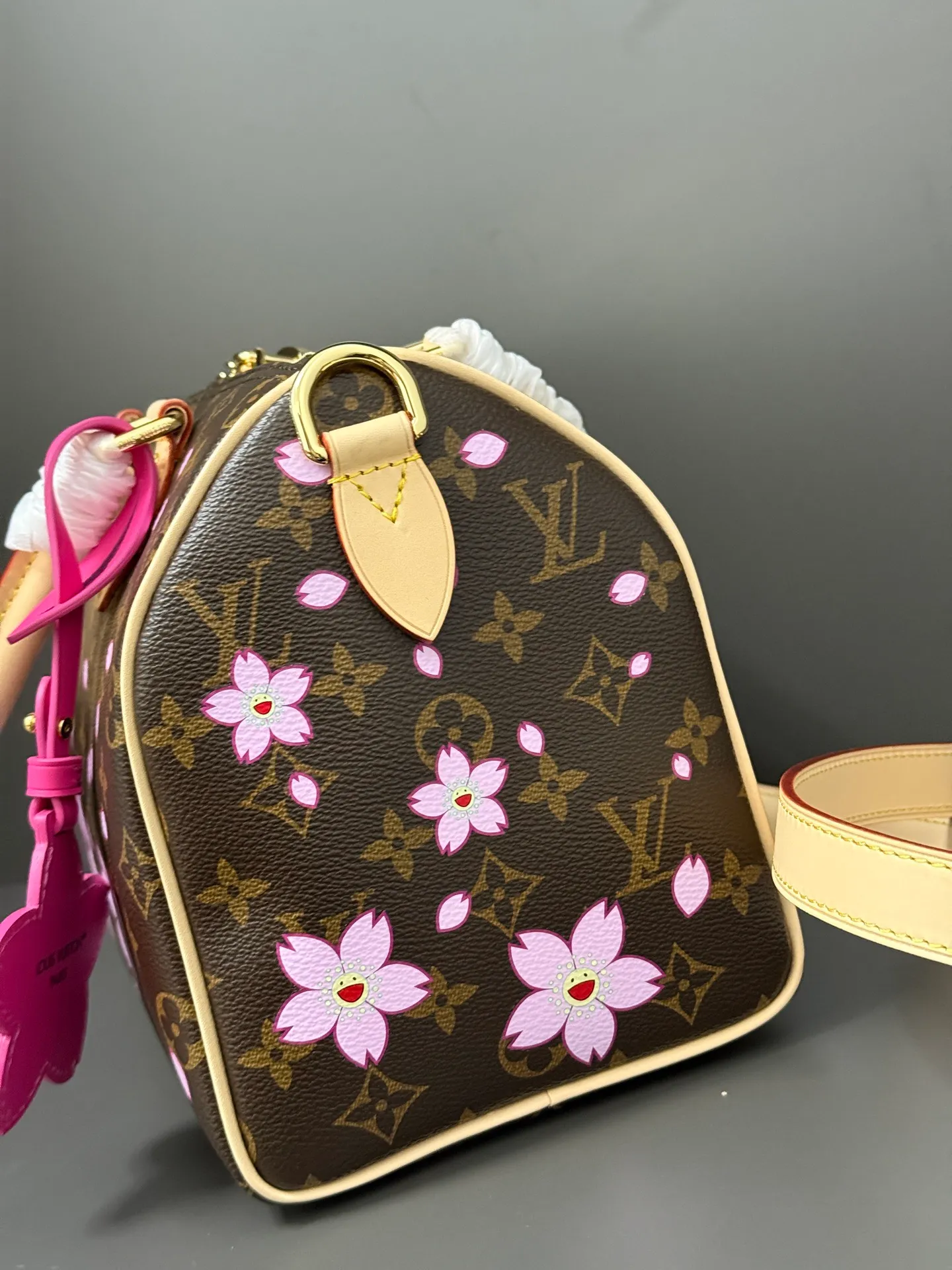 💰1100 (Steel Hardware) Top Original Single M14174 (163 Chip) This sedy bandoulière 25 handbag is from the Louis Vuitton x Takashi Murakami series. It incorporates the brand's classic monogram coating into Takashi Murakami's vivid cherry blossom pattern, and then continues the same to the removable bag decoration. Cow leather constructed toron handles and removable leather shoulder strap, dual zippers and padlock keep personal belongings safe and secure. 19 x 15 x 25 cm