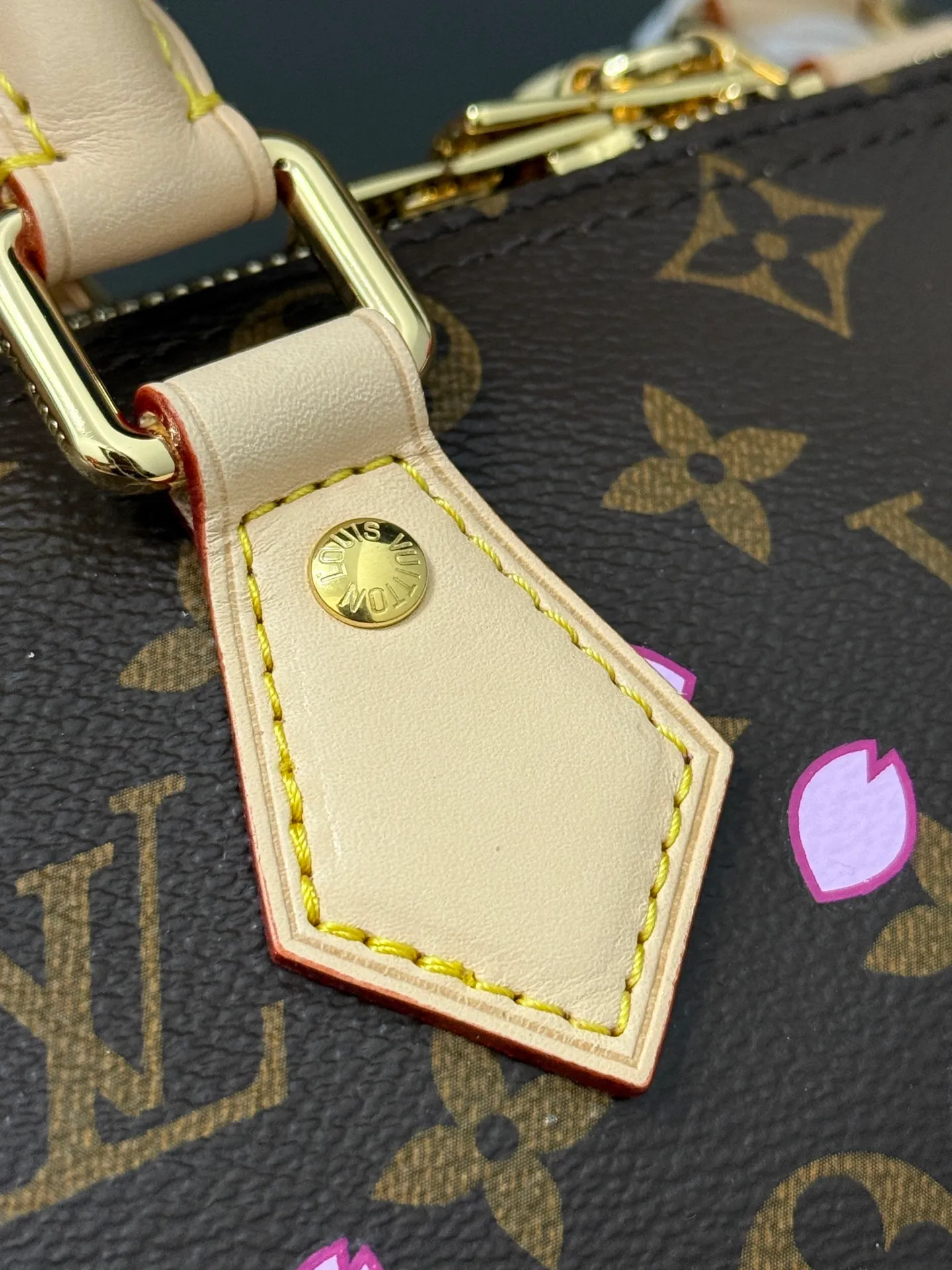 💰1100 (Steel Hardware) Top Original Single M14174 (163 Chip) This sedy bandoulière 25 handbag is from the Louis Vuitton x Takashi Murakami series. It incorporates the brand's classic monogram coating into Takashi Murakami's vivid cherry blossom pattern, and then continues the same to the removable bag decoration. Cow leather constructed toron handles and removable leather shoulder strap, dual zippers and padlock keep personal belongings safe and secure. 19 x 15 x 25 cm