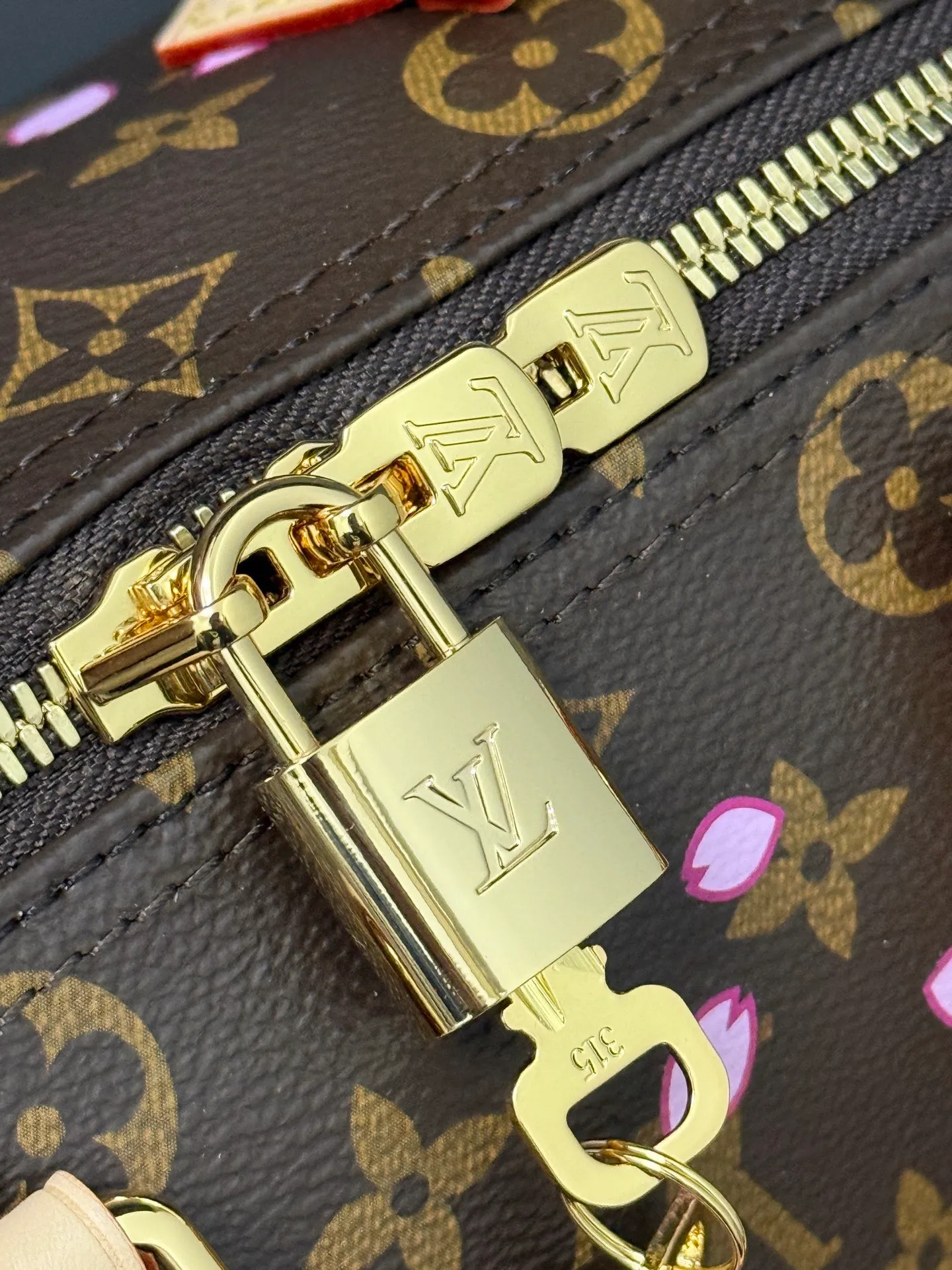 💰1100 (Steel Hardware) Top Original Single M14174 (163 Chip) This sedy bandoulière 25 handbag is from the Louis Vuitton x Takashi Murakami series. It incorporates the brand's classic monogram coating into Takashi Murakami's vivid cherry blossom pattern, and then continues the same to the removable bag decoration. Cow leather constructed toron handles and removable leather shoulder strap, dual zippers and padlock keep personal belongings safe and secure. 19 x 15 x 25 cm