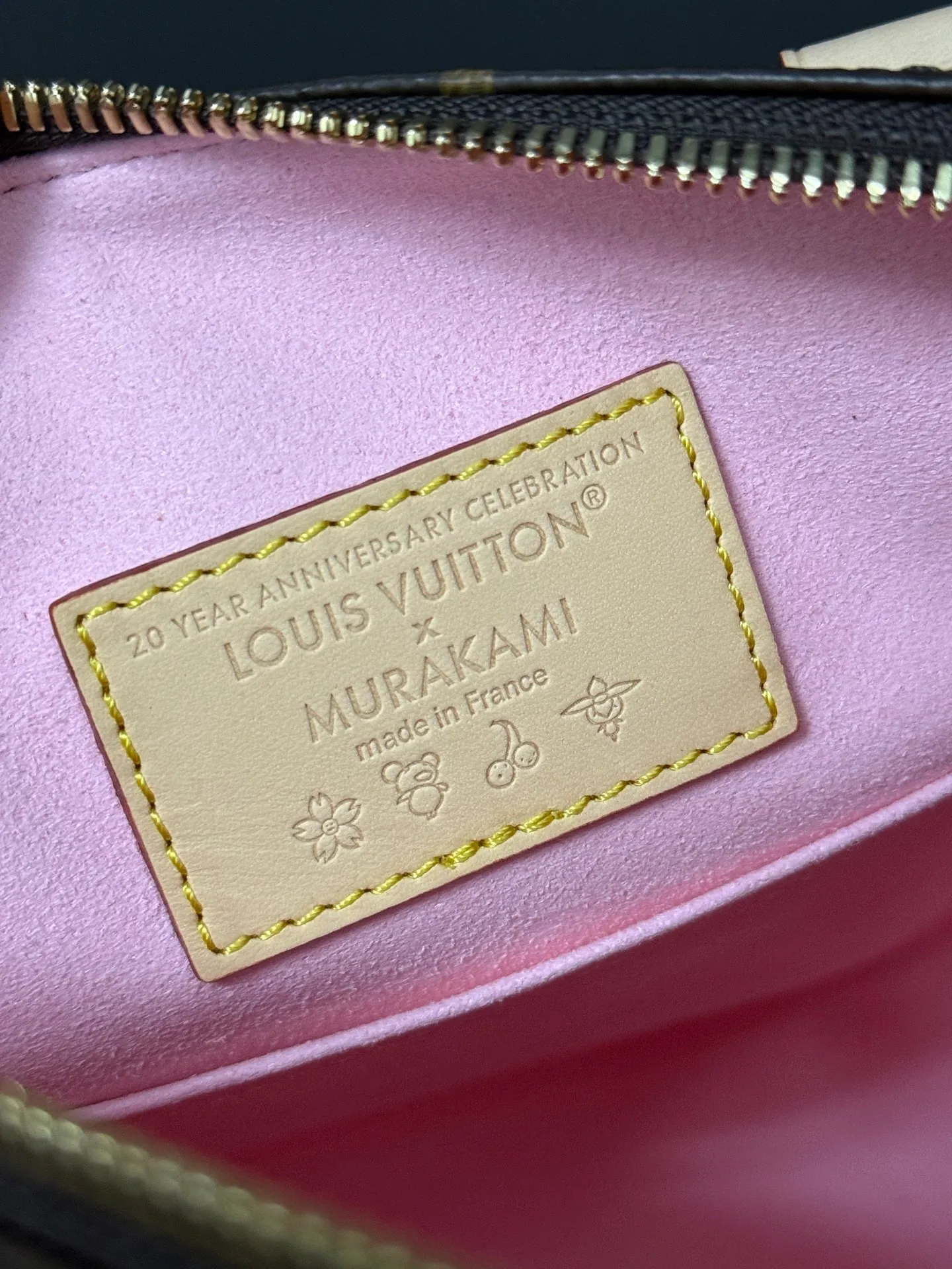 💰1100 (Steel Hardware) Top Original Single M14174 (163 Chip) This sedy bandoulière 25 handbag is from the Louis Vuitton x Takashi Murakami series. It incorporates the brand's classic monogram coating into Takashi Murakami's vivid cherry blossom pattern, and then continues the same to the removable bag decoration. Cow leather constructed toron handles and removable leather shoulder strap, dual zippers and padlock keep personal belongings safe and secure. 19 x 15 x 25 cm