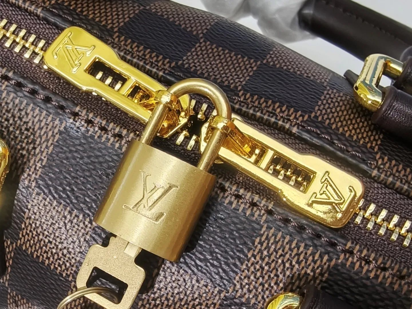 P230💰 M46222.M46234.M45957.M45948Presbyopia This Speedy Bandoulière 20 handbag is made of Monogram canvas, cow leather trim and fabric lining. It continues the classic design of Louis Vuitton Speedy travel bag in a compact size. It is equipped with rolled leather handles and a detachable and adjustable fabric shoulder strap embellished with the brand's logo texture. Detailed features 20.5 x 13.5 x 12 cm (length x height x width)