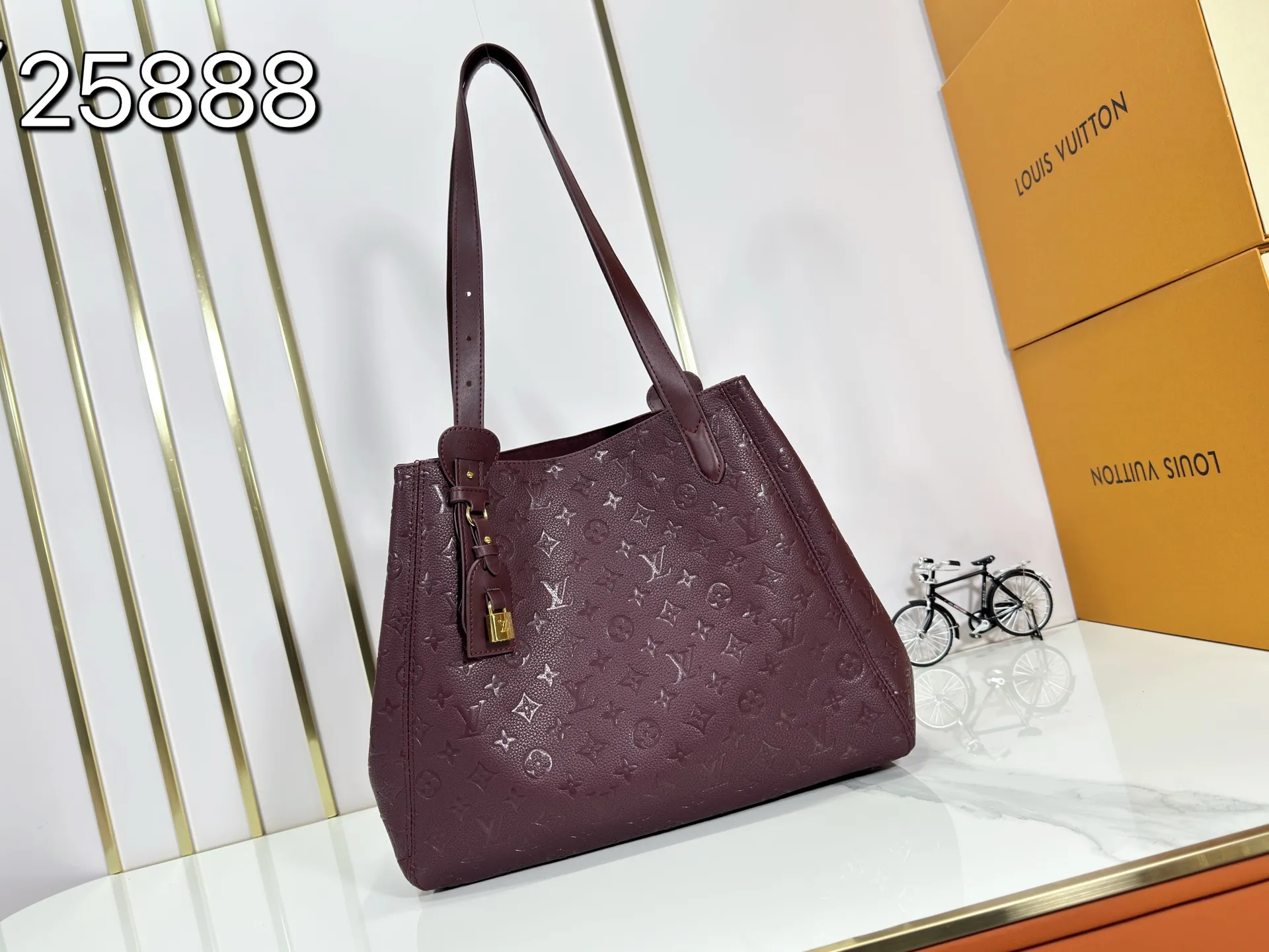P260 upgraded original M25858 M25888 black M25890 gray All In One small handbag expands the capacity definition of the All-In series and can be transformed into a rounded Hobo handbag or an open tote bag, making it easy to carry daily needs. Monogram Empreinte leather bag with dazzling hardware, LV padlock and nameplate highlight the exquisite details. 56.0 x 30.5 x 17.0 cm (Length x Height x Width) • Cow leather • Cow leather trim • Textile lining • Metal hardware • Magnetic and hook closure • Name tag and padlock • Internal patch pocket • Internal zipped pocket • Holds smartphone, Victorine wallet, keys and lipstick • Handles: Double handles, removable