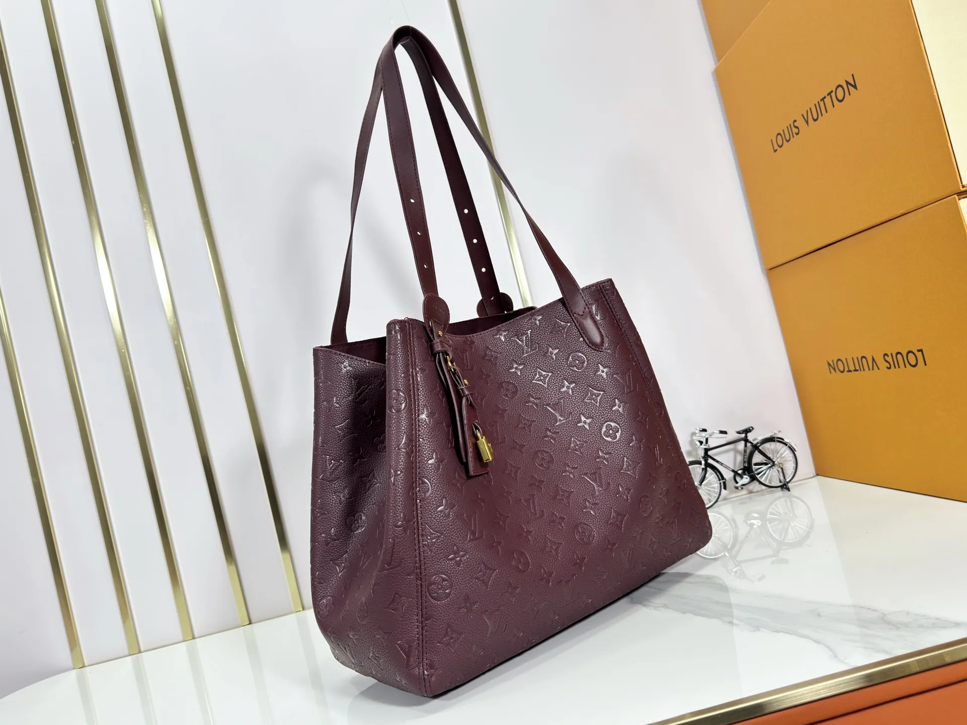 P260 upgraded original M25858 M25888 black M25890 gray All In One small handbag expands the capacity definition of the All-In series and can be transformed into a rounded Hobo handbag or an open tote bag, making it easy to carry daily needs. Monogram Empreinte leather bag with dazzling hardware, LV padlock and nameplate highlight the exquisite details. 56.0 x 30.5 x 17.0 cm (Length x Height x Width) • Cow leather • Cow leather trim • Textile lining • Metal hardware • Magnetic and hook closure • Name tag and padlock • Internal patch pocket • Internal zipped pocket • Holds smartphone, Victorine wallet, keys and lipstick • Handles: Double handles, removable