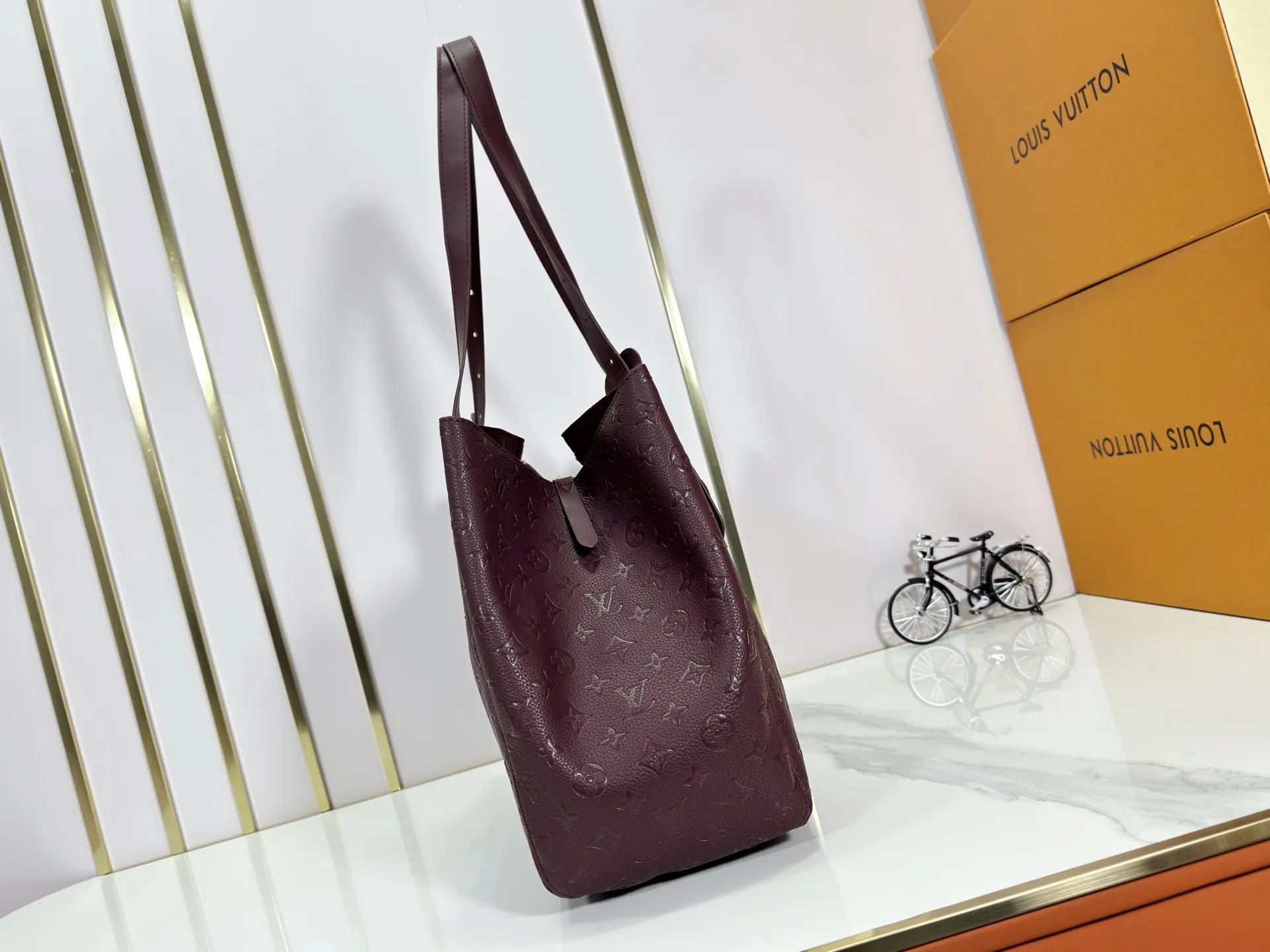 P260 upgraded original M25858 M25888 black M25890 gray All In One small handbag expands the capacity definition of the All-In series and can be transformed into a rounded Hobo handbag or an open tote bag, making it easy to carry daily needs. Monogram Empreinte leather bag with dazzling hardware, LV padlock and nameplate highlight the exquisite details. 56.0 x 30.5 x 17.0 cm (Length x Height x Width) • Cow leather • Cow leather trim • Textile lining • Metal hardware • Magnetic and hook closure • Name tag and padlock • Internal patch pocket • Internal zipped pocket • Holds smartphone, Victorine wallet, keys and lipstick • Handles: Double handles, removable
