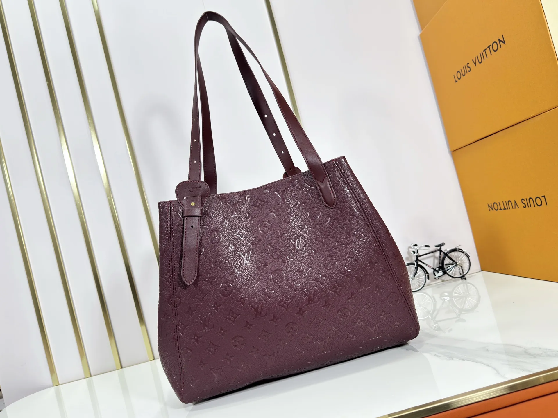 P260 upgraded original M25858 M25888 black M25890 gray All In One small handbag expands the capacity definition of the All-In series and can be transformed into a rounded Hobo handbag or an open tote bag, making it easy to carry daily needs. Monogram Empreinte leather bag with dazzling hardware, LV padlock and nameplate highlight the exquisite details. 56.0 x 30.5 x 17.0 cm (Length x Height x Width) • Cow leather • Cow leather trim • Textile lining • Metal hardware • Magnetic and hook closure • Name tag and padlock • Internal patch pocket • Internal zipped pocket • Holds smartphone, Victorine wallet, keys and lipstick • Handles: Double handles, removable