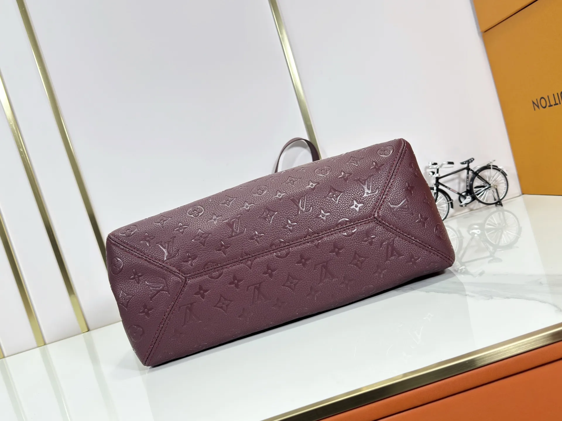 P260 upgraded original M25858 M25888 black M25890 gray All In One small handbag expands the capacity definition of the All-In series and can be transformed into a rounded Hobo handbag or an open tote bag, making it easy to carry daily needs. Monogram Empreinte leather bag with dazzling hardware, LV padlock and nameplate highlight the exquisite details. 56.0 x 30.5 x 17.0 cm (Length x Height x Width) • Cow leather • Cow leather trim • Textile lining • Metal hardware • Magnetic and hook closure • Name tag and padlock • Internal patch pocket • Internal zipped pocket • Holds smartphone, Victorine wallet, keys and lipstick • Handles: Double handles, removable