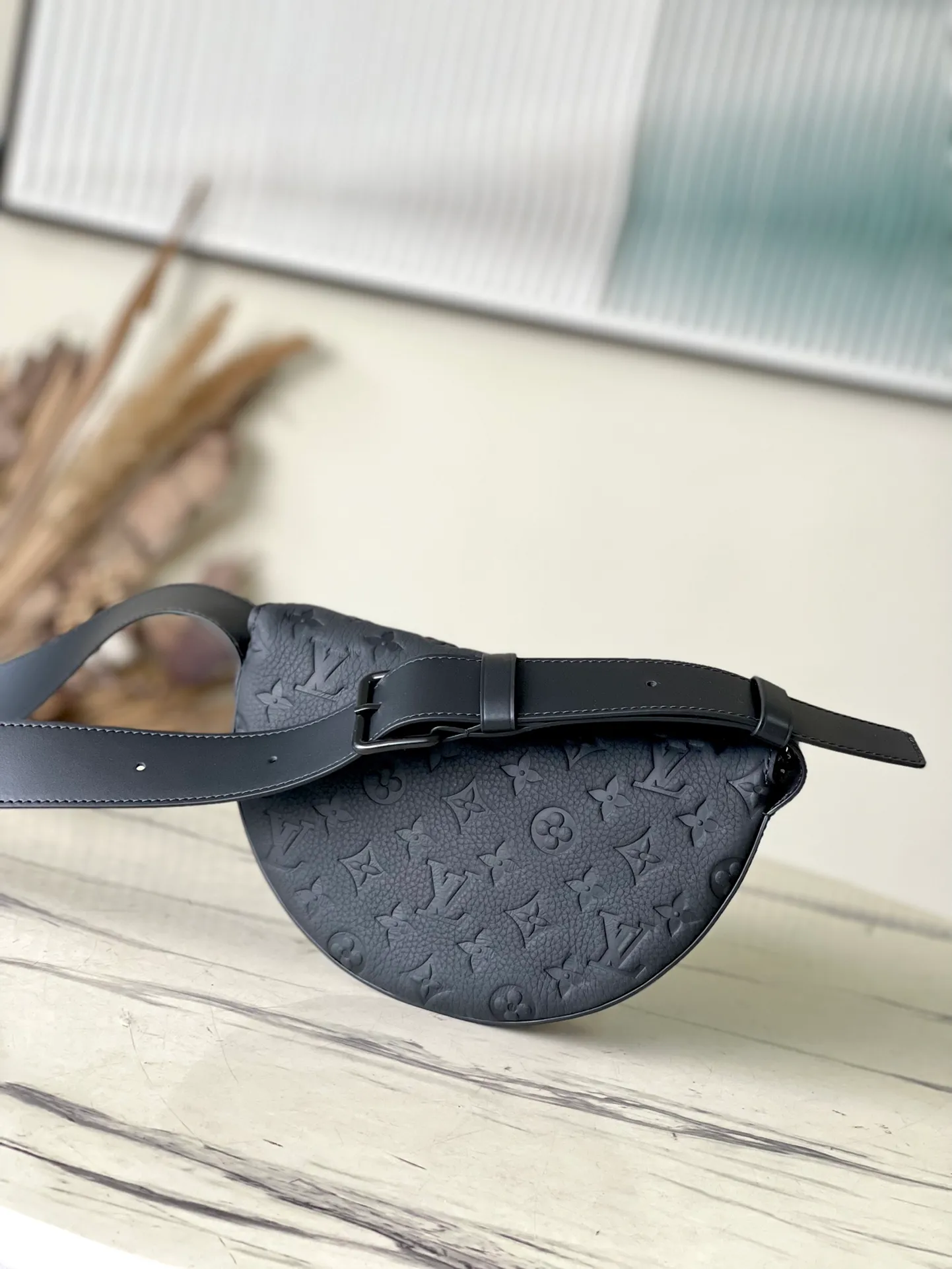 💰940 (first-grain leather) top-quality original order M23835 full leather. This LV Moon Crossbodfy handbag is made of Monogram Ecipse coated canvas with leather trim and shoulder straps. It is self-evidently elegant. The half-moon wheels allow for cross-body carry, allowing you to easily store your cell phone, small wallet, and headphones. Dimensions: 24.5 × 16 × 4.5 cm