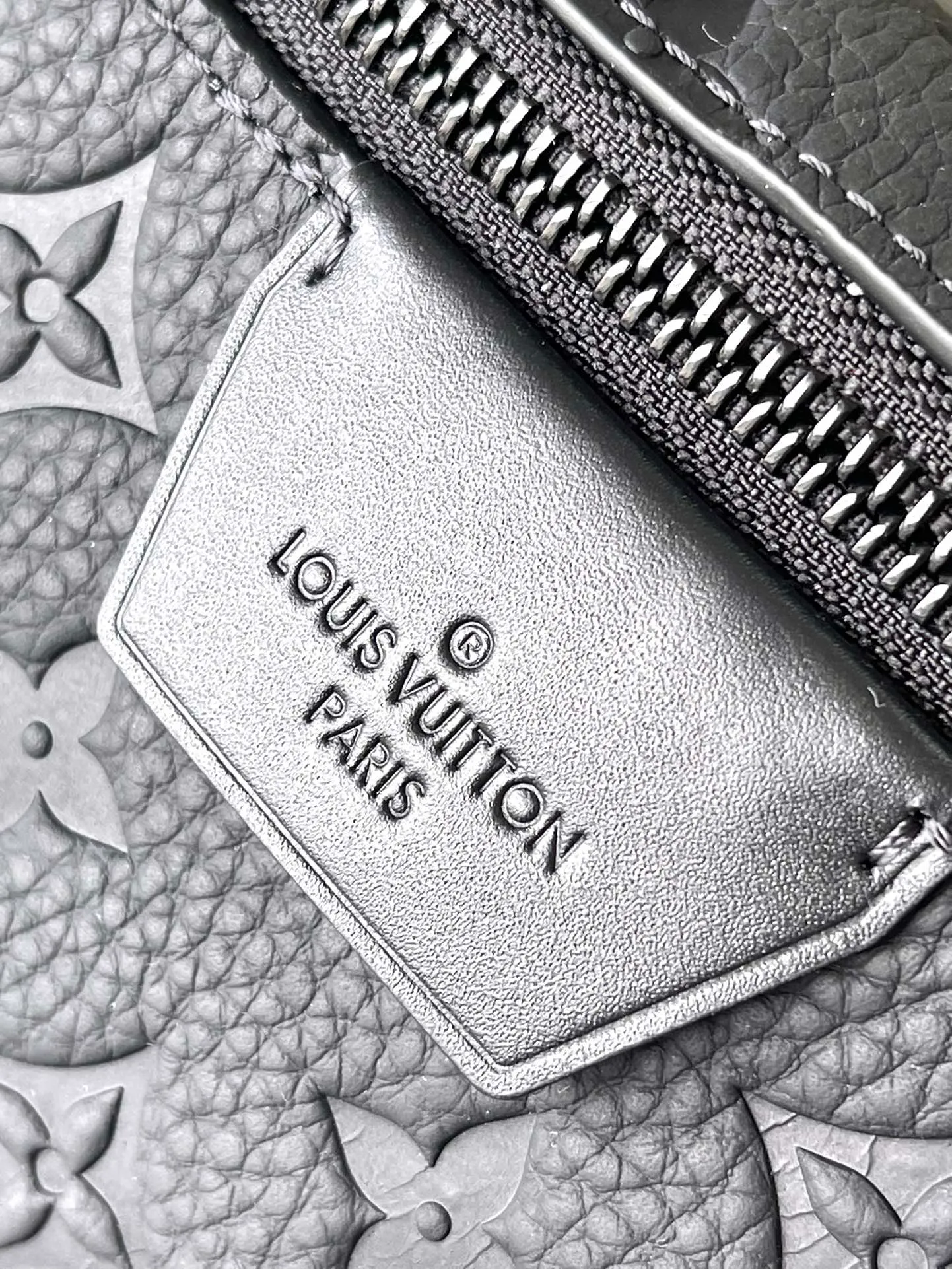 💰940 (first-grain leather) top-quality original order M23835 full leather. This LV Moon Crossbodfy handbag is made of Monogram Ecipse coated canvas with leather trim and shoulder straps. It is self-evidently elegant. The half-moon wheels allow for cross-body carry, allowing you to easily store your cell phone, small wallet, and headphones. Dimensions: 24.5 × 16 × 4.5 cm