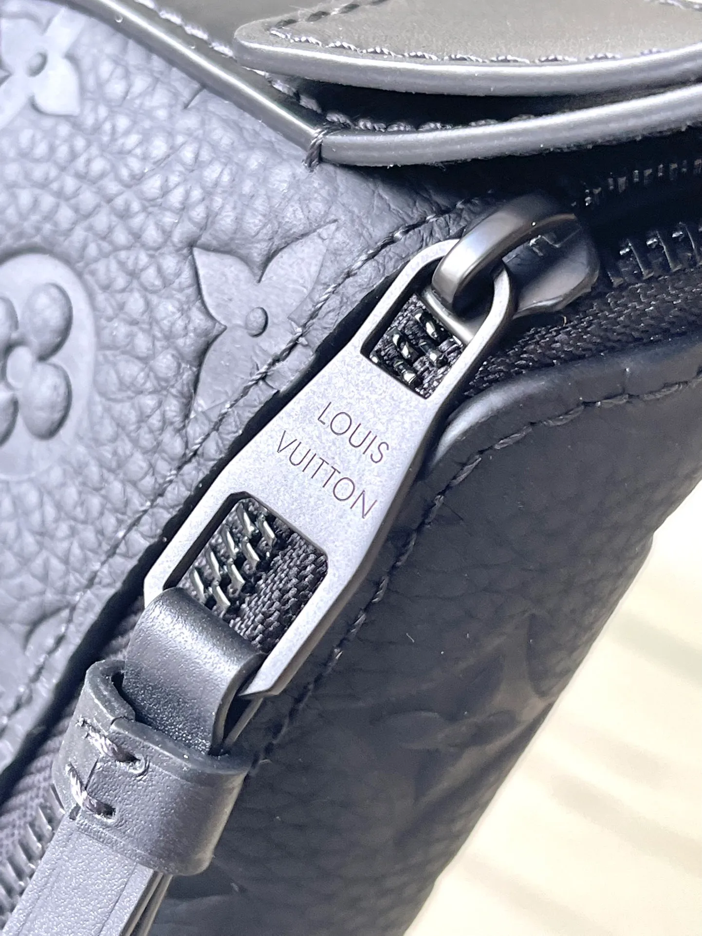 💰940 (first-grain leather) top-quality original order M23835 full leather. This LV Moon Crossbodfy handbag is made of Monogram Ecipse coated canvas with leather trim and shoulder straps. It is self-evidently elegant. The half-moon wheels allow for cross-body carry, allowing you to easily store your cell phone, small wallet, and headphones. Dimensions: 24.5 × 16 × 4.5 cm