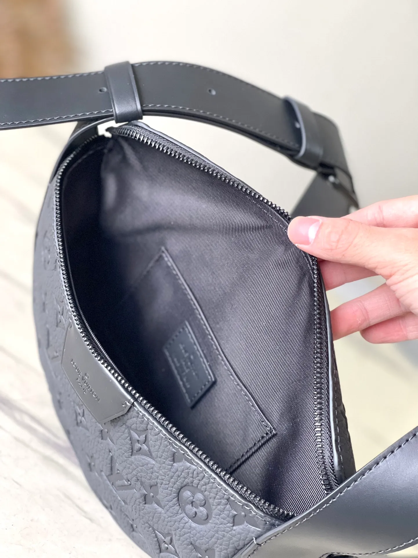 💰940 (first-grain leather) top-quality original order M23835 full leather. This LV Moon Crossbodfy handbag is made of Monogram Ecipse coated canvas with leather trim and shoulder straps. It is self-evidently elegant. The half-moon wheels allow for cross-body carry, allowing you to easily store your cell phone, small wallet, and headphones. Dimensions: 24.5 × 16 × 4.5 cm