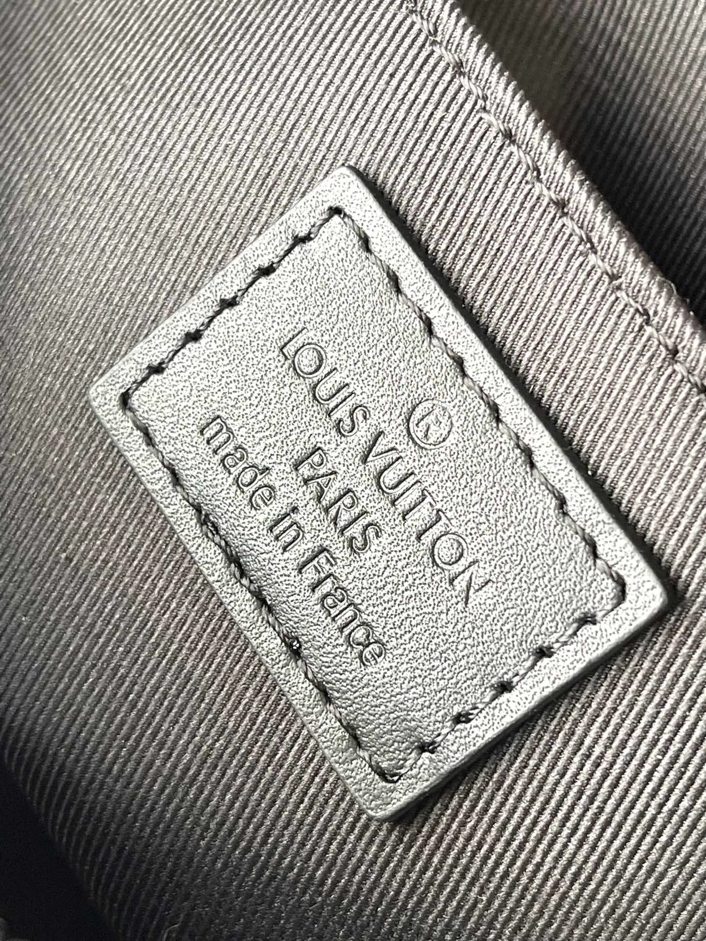 💰940 (first-grain leather) top-quality original order M23835 full leather. This LV Moon Crossbodfy handbag is made of Monogram Ecipse coated canvas with leather trim and shoulder straps. It is self-evidently elegant. The half-moon wheels allow for cross-body carry, allowing you to easily store your cell phone, small wallet, and headphones. Dimensions: 24.5 × 16 × 4.5 cm