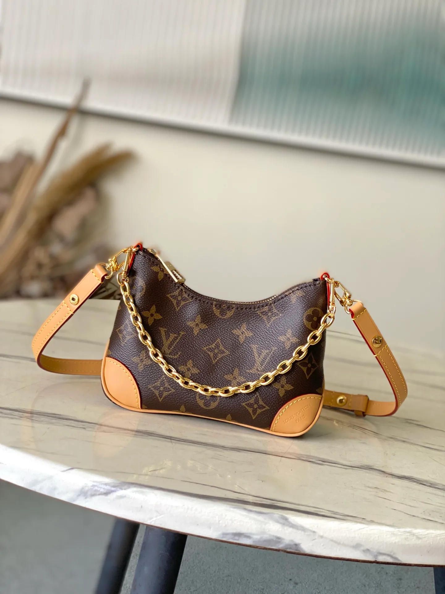 💰740 (mini size) steel hardware top quality original M25519 Boulogne Mini handbag is made of classic Monogram canvas. The shoulder strap allows you to choose between long and short shoulder or cross-body wear. It can be removed to transform into a chain bag or clutch bag. 20.0x 14.5x 7.0 cm (length x height x width)