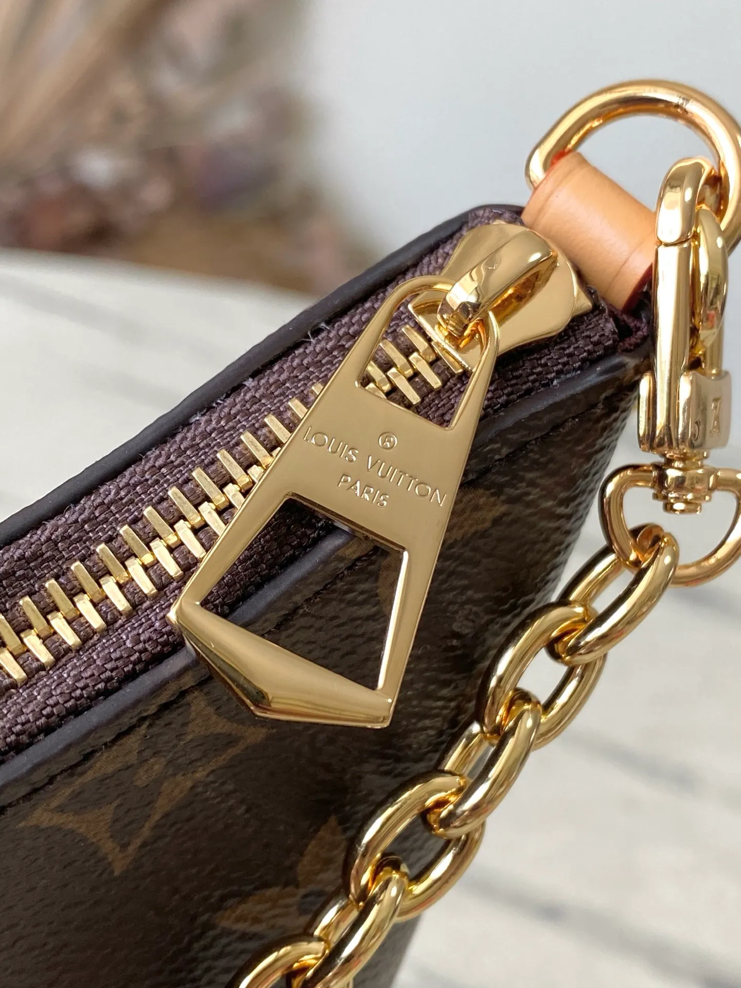 💰740 (mini size) steel hardware top quality original M25519 Boulogne Mini handbag is made of classic Monogram canvas. The shoulder strap allows you to choose between long and short shoulder or cross-body wear. It can be removed to transform into a chain bag or clutch bag. 20.0x 14.5x 7.0 cm (length x height x width)