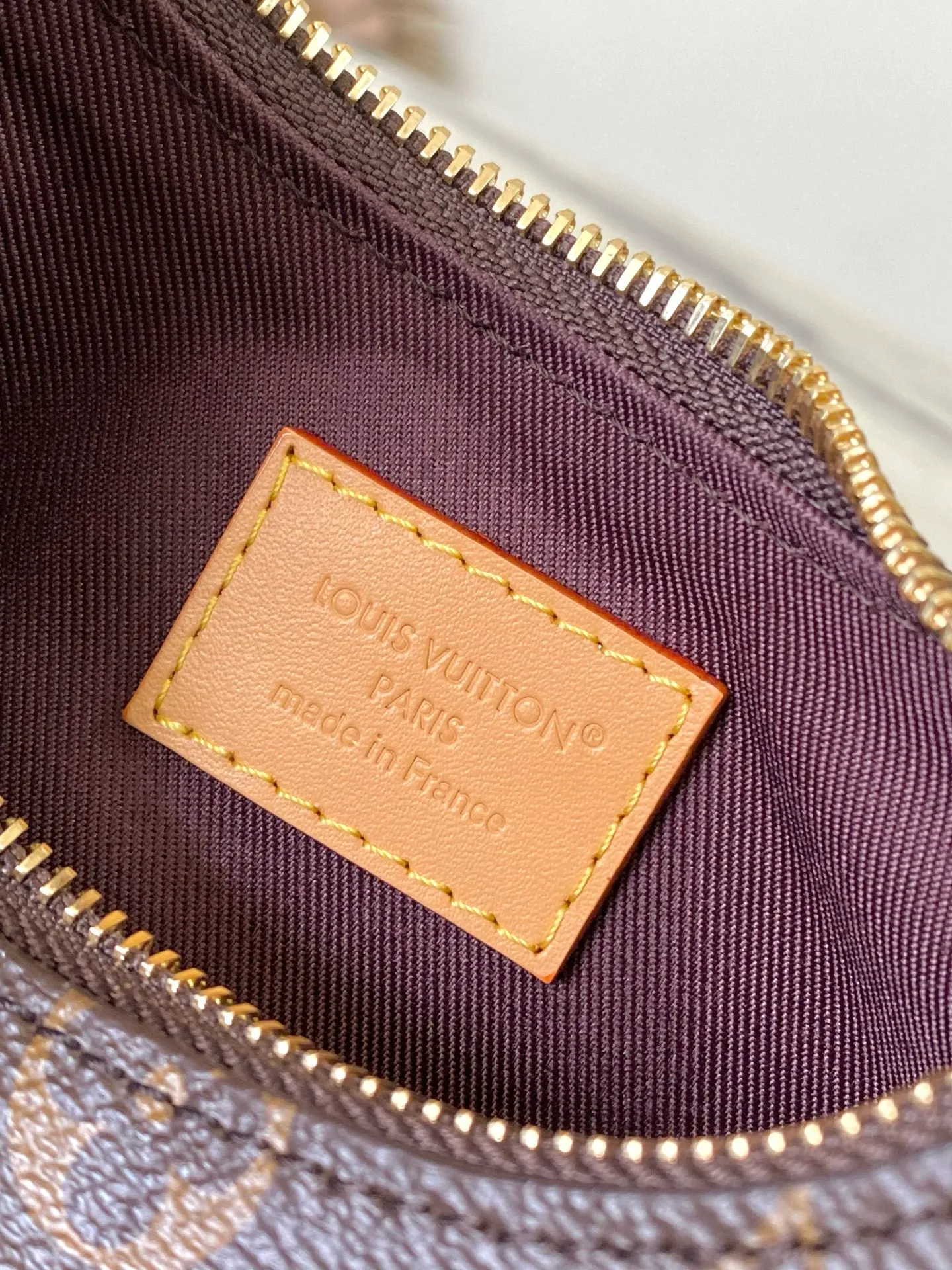 💰740 (mini size) steel hardware top quality original M25519 Boulogne Mini handbag is made of classic Monogram canvas. The shoulder strap allows you to choose between long and short shoulder or cross-body wear. It can be removed to transform into a chain bag or clutch bag. 20.0x 14.5x 7.0 cm (length x height x width)