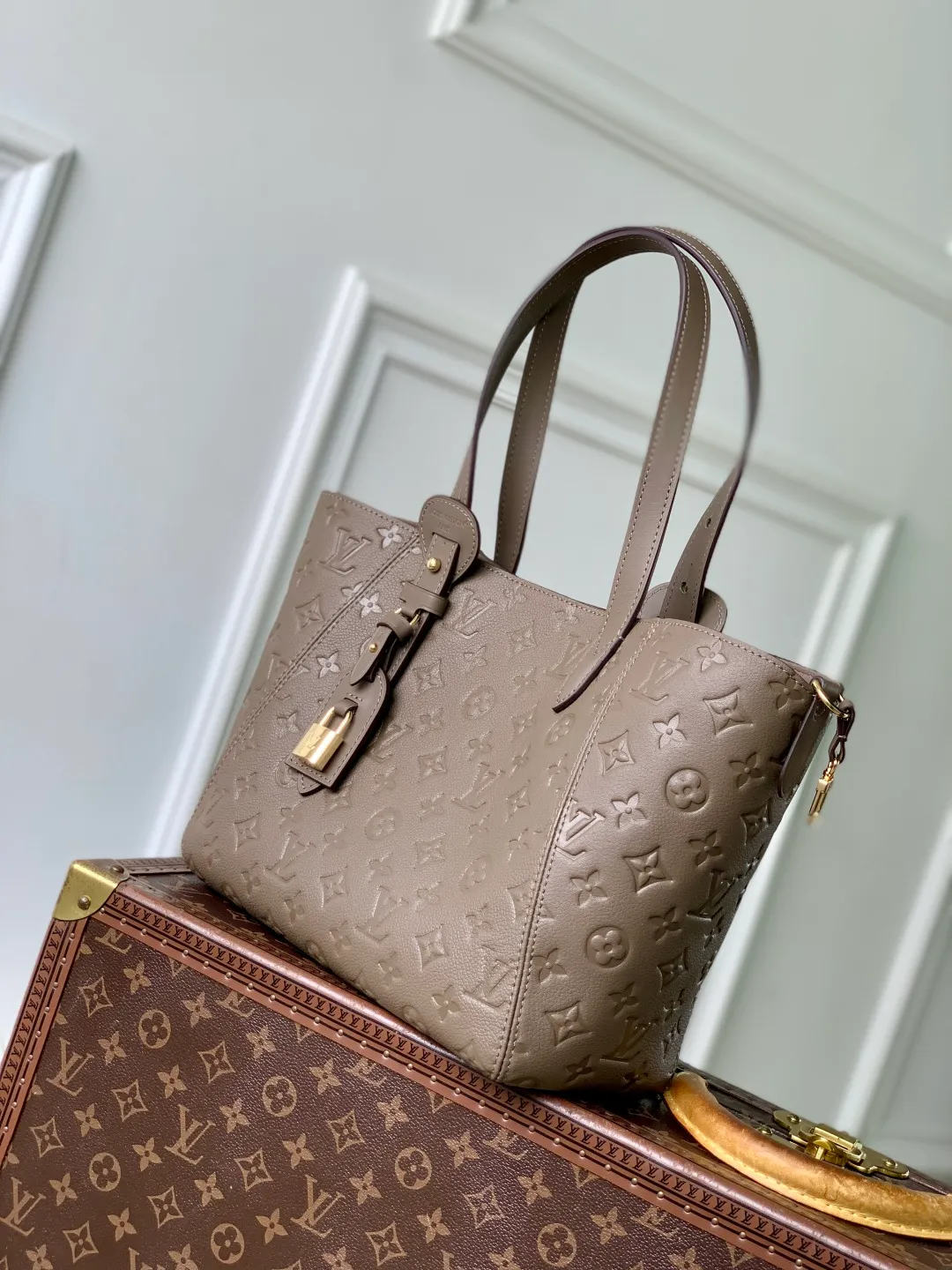 💰1140 (top-grain leather) top-quality original M25858 khaki green. This All In One small handbag is made of Monogram Empreinte leather in elegant colors, contrasting with the metal padlock and nameplate. Internal pockets and zipper bags provide secure storage, and the sophisticated construction allows for a variety of carrying options. It can be worn as a Hobo bag or as an open tote bag for commuting and weekend outings. 22 x 15 x 40 cm (height x width x length)