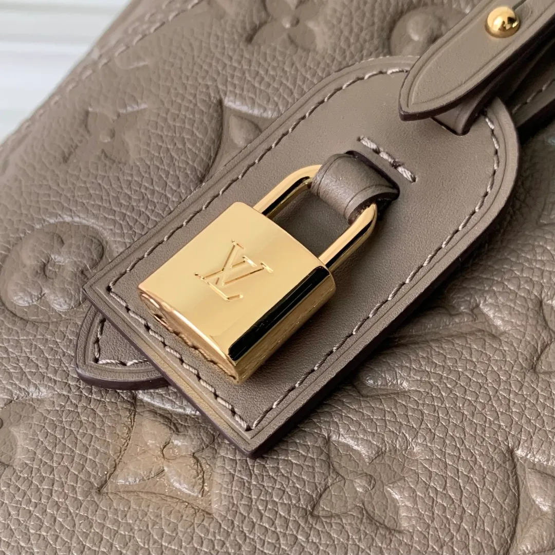 💰1140 (top-grain leather) top-quality original M25858 khaki green. This All In One small handbag is made of Monogram Empreinte leather in elegant colors, contrasting with the metal padlock and nameplate. Internal pockets and zipper bags provide secure storage, and the sophisticated construction allows for a variety of carrying options. It can be worn as a Hobo bag or as an open tote bag for commuting and weekend outings. 22 x 15 x 40 cm (height x width x length)