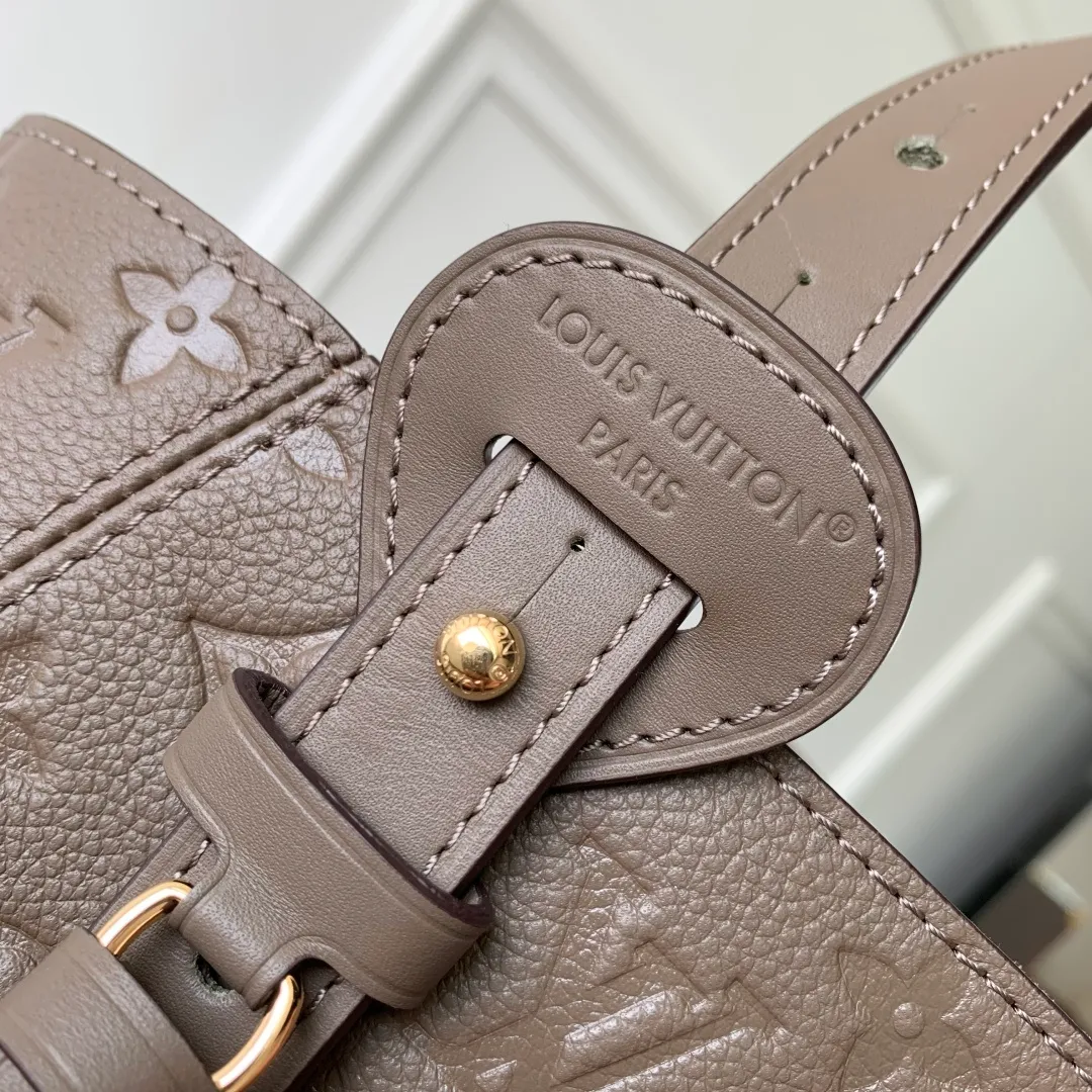 💰1140 (top-grain leather) top-quality original M25858 khaki green. This All In One small handbag is made of Monogram Empreinte leather in elegant colors, contrasting with the metal padlock and nameplate. Internal pockets and zipper bags provide secure storage, and the sophisticated construction allows for a variety of carrying options. It can be worn as a Hobo bag or as an open tote bag for commuting and weekend outings. 22 x 15 x 40 cm (height x width x length)