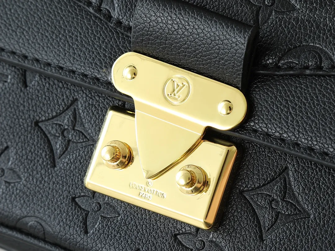 💰260💰Upgraded from the original M46199 M46201 M46200 M46127 M46126 This Marceau chain bag is made of Monogram Empreinte embossed leather, with a plain leather flap and soft leather lining. The signature S-lock clasp and chain add to the elegance, and there's room for a large wallet and iPhone Pro Max. Dimensions:24.5x15x6.5