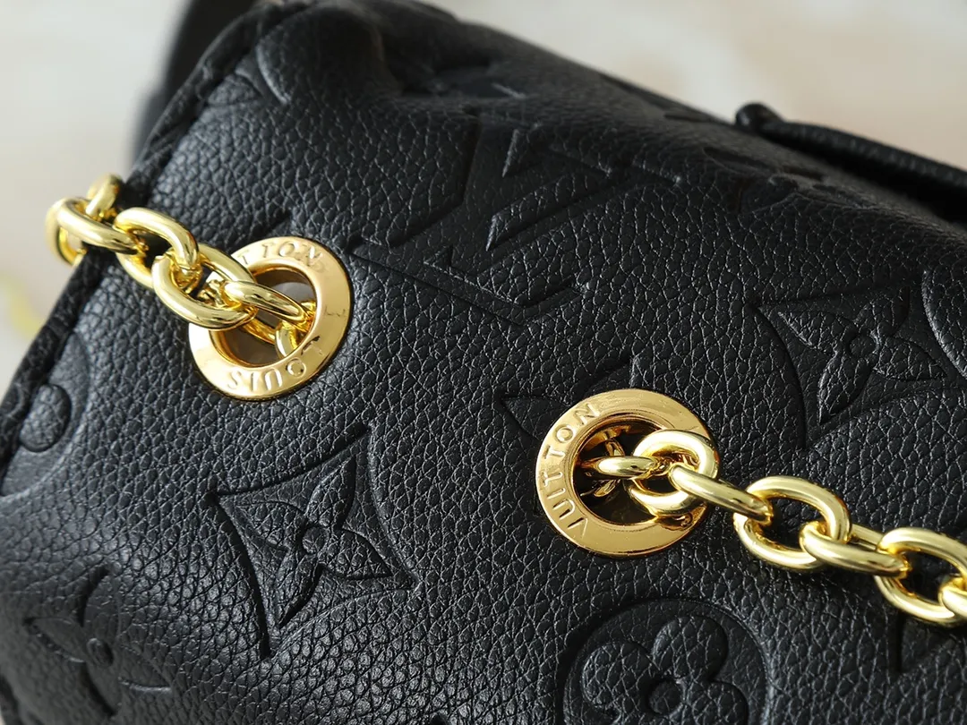 💰260💰Upgraded from the original M46199 M46201 M46200 M46127 M46126 This Marceau chain bag is made of Monogram Empreinte embossed leather, with a plain leather flap and soft leather lining. The signature S-lock clasp and chain add to the elegance, and there's room for a large wallet and iPhone Pro Max. Dimensions:24.5x15x6.5