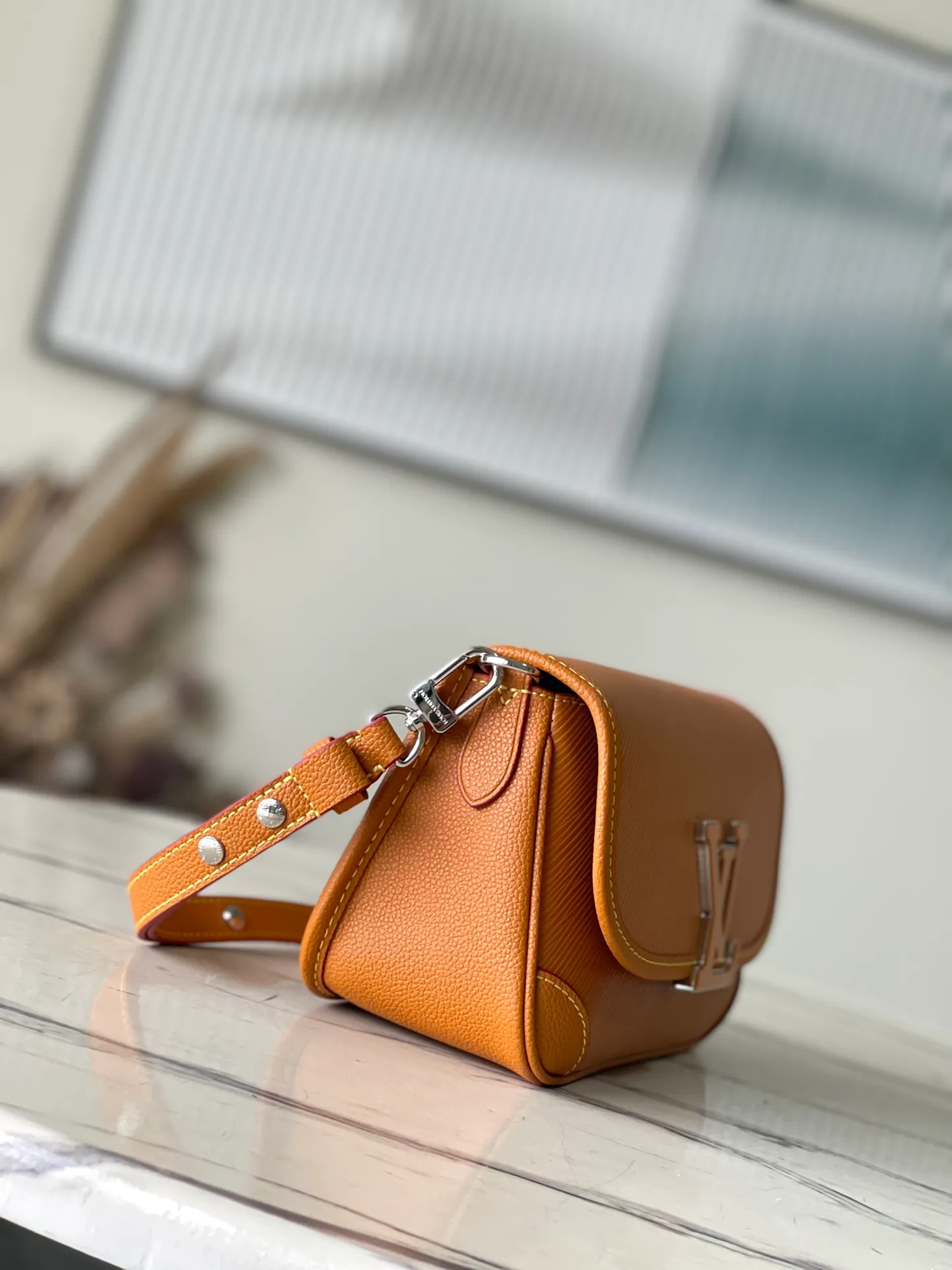 💰1160 (first-grain leather) top original order M59459 caramel color The Buci crossbody bag, cut from the iconic grained Epi leather, is available in exquisite pastel colors this season, adding soft elegance to the spring silhouette. The compact appearance and large resin-covered buckles of the same color give the look a fashionable and modern appeal. Dimensions: 24.5 x 15.5 x 9 cm