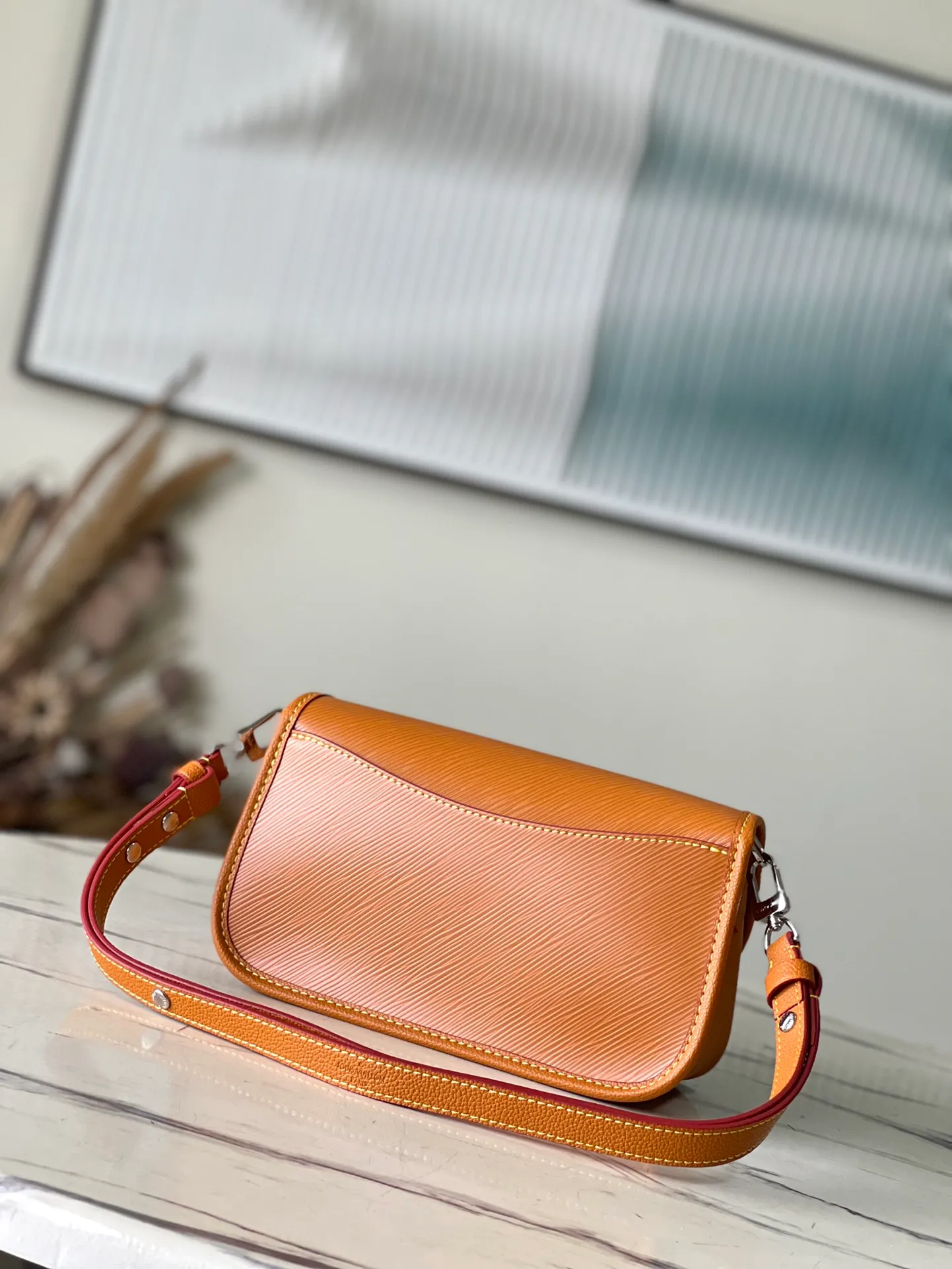 💰1160 (first-grain leather) top original order M59459 caramel color The Buci crossbody bag, cut from the iconic grained Epi leather, is available in exquisite pastel colors this season, adding soft elegance to the spring silhouette. The compact appearance and large resin-covered buckles of the same color give the look a fashionable and modern appeal. Dimensions: 24.5 x 15.5 x 9 cm
