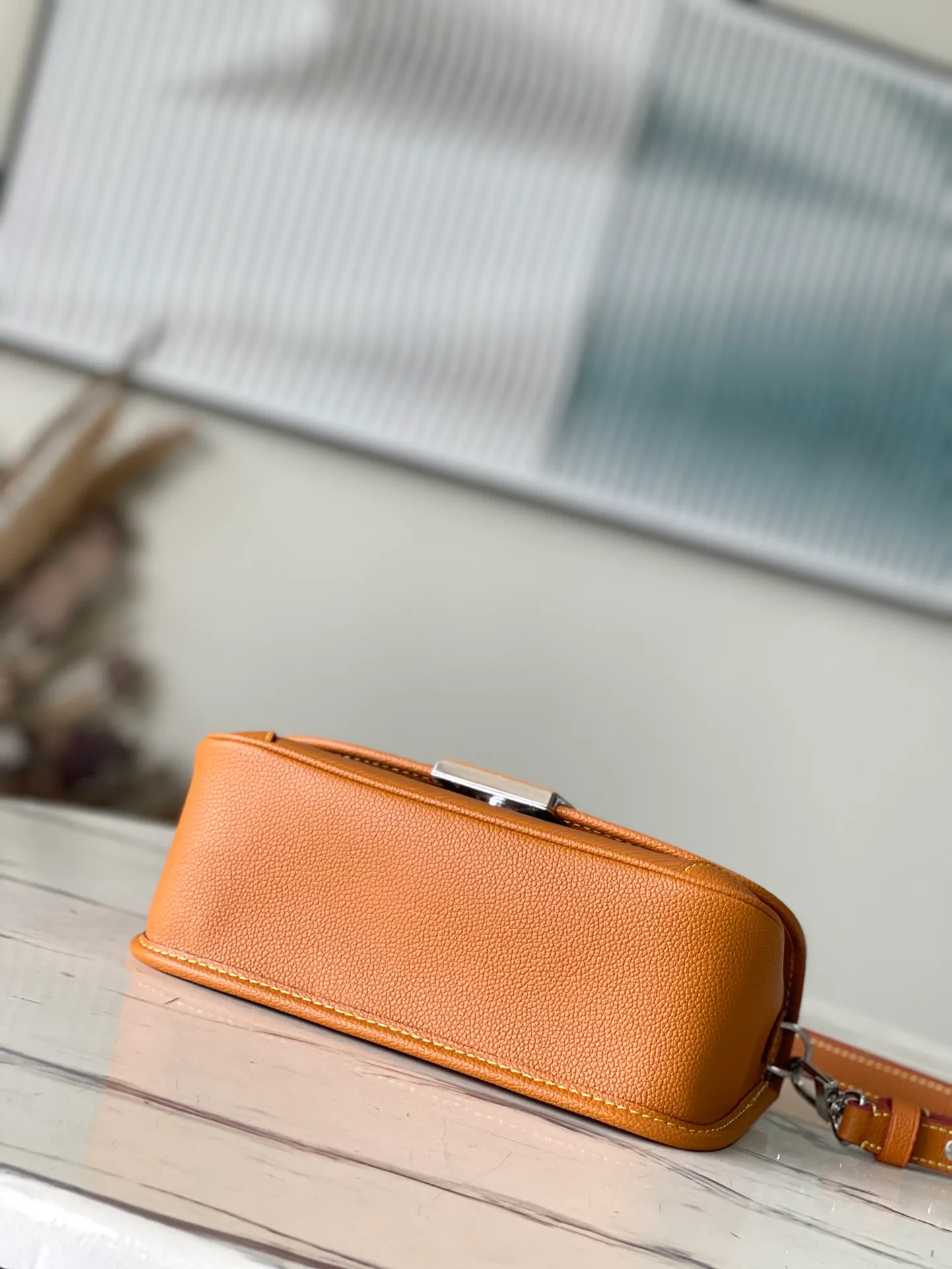 💰1160 (first-grain leather) top original order M59459 caramel color The Buci crossbody bag, cut from the iconic grained Epi leather, is available in exquisite pastel colors this season, adding soft elegance to the spring silhouette. The compact appearance and large resin-covered buckles of the same color give the look a fashionable and modern appeal. Dimensions: 24.5 x 15.5 x 9 cm