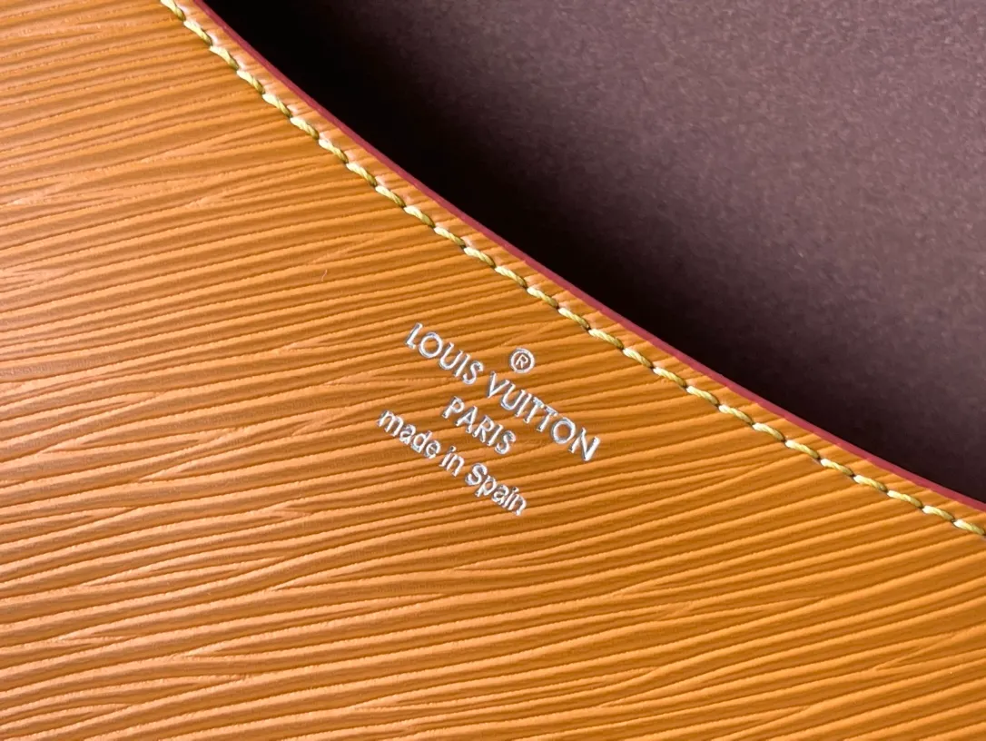💰1160 (first-grain leather) top original order M59459 caramel color The Buci crossbody bag, cut from the iconic grained Epi leather, is available in exquisite pastel colors this season, adding soft elegance to the spring silhouette. The compact appearance and large resin-covered buckles of the same color give the look a fashionable and modern appeal. Dimensions: 24.5 x 15.5 x 9 cm