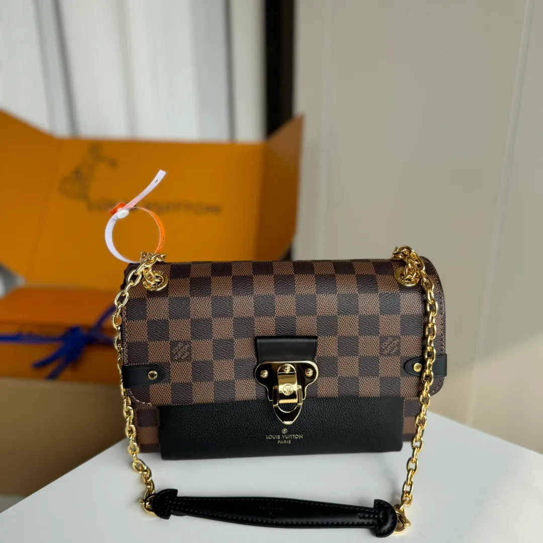 p1100 [Equipped with a full set of MB tax-free packaging] Premium original order with upgraded hardware, real-life photos LU VAVIN small crossbody bag N40108 black N40109 purple N40110 caramel 40113 cream white Made of the unique design of Damier Ebène canvas and soft calfskin, this small Vavin handbag features a bright and eye-catching lock design. Soft and lightweight, fashionable and casual, an easy choice for daily carrying. Comes with an adjustable leather chain strap that can be worn on the shoulder or cross-body. -size25*9*17