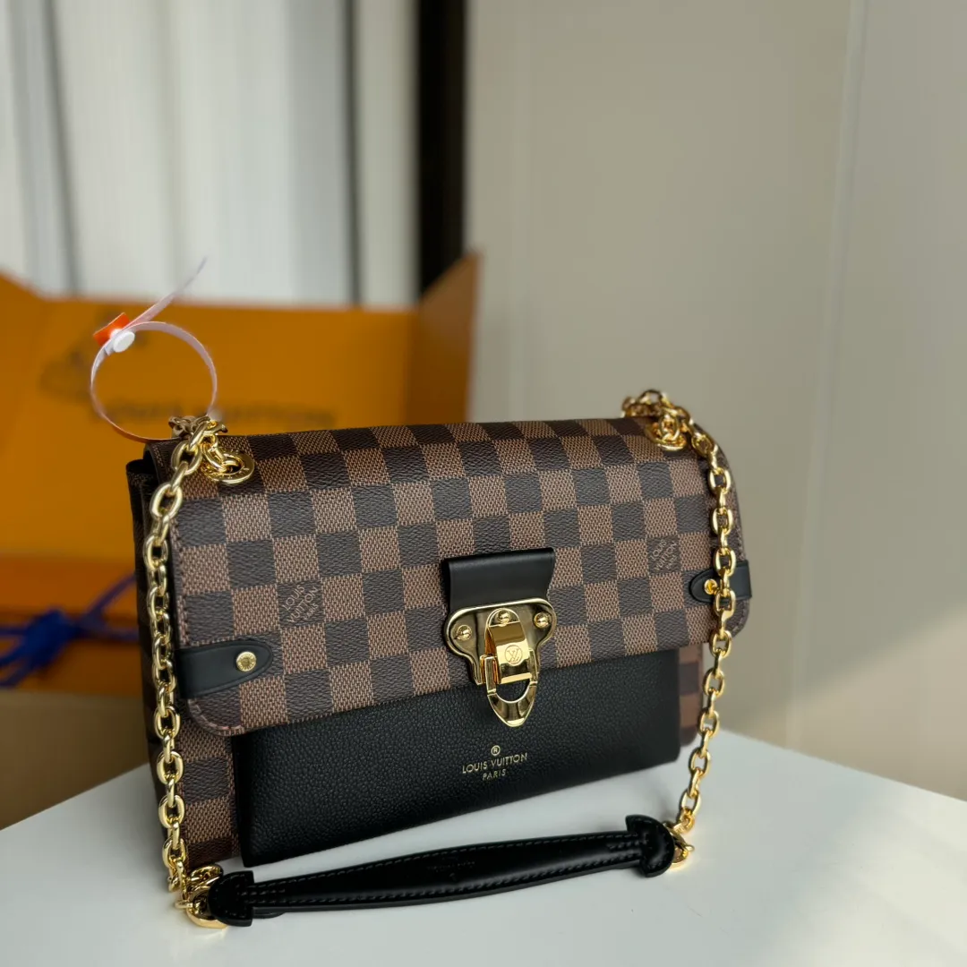 p1100 [Equipped with a full set of MB tax-free packaging] Premium original order with upgraded hardware, real-life photos LU VAVIN small crossbody bag N40108 black N40109 purple N40110 caramel 40113 cream white Made of the unique design of Damier Ebène canvas and soft calfskin, this small Vavin handbag features a bright and eye-catching lock design. Soft and lightweight, fashionable and casual, an easy choice for daily carrying. Comes with an adjustable leather chain strap that can be worn on the shoulder or cross-body. -size25*9*17