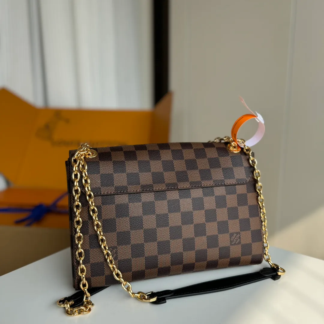 p1100 [Equipped with a full set of MB tax-free packaging] Premium original order with upgraded hardware, real-life photos LU VAVIN small crossbody bag N40108 black N40109 purple N40110 caramel 40113 cream white Made of the unique design of Damier Ebène canvas and soft calfskin, this small Vavin handbag features a bright and eye-catching lock design. Soft and lightweight, fashionable and casual, an easy choice for daily carrying. Comes with an adjustable leather chain strap that can be worn on the shoulder or cross-body. -size25*9*17