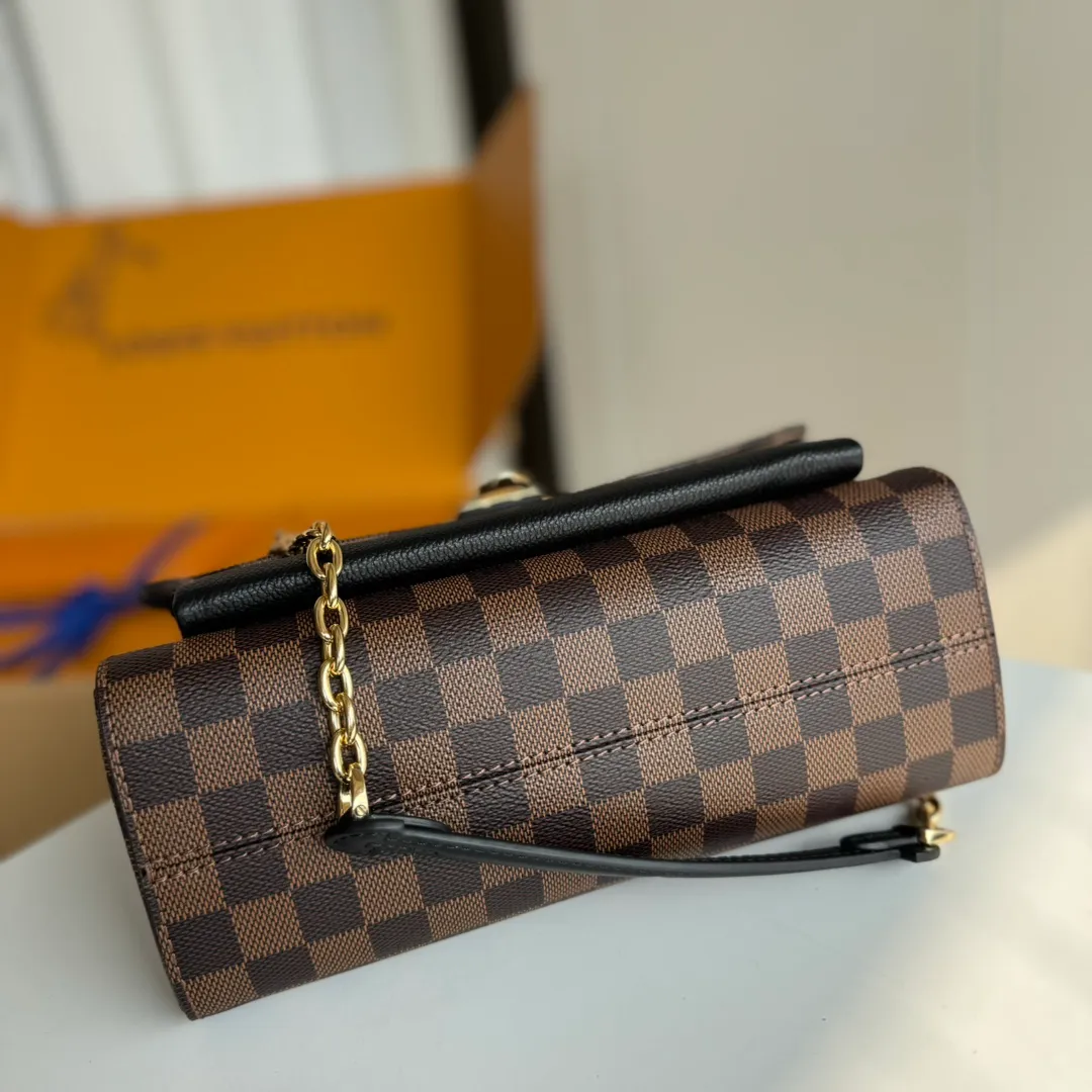 p1100 [Equipped with a full set of MB tax-free packaging] Premium original order with upgraded hardware, real-life photos LU VAVIN small crossbody bag N40108 black N40109 purple N40110 caramel 40113 cream white Made of the unique design of Damier Ebène canvas and soft calfskin, this small Vavin handbag features a bright and eye-catching lock design. Soft and lightweight, fashionable and casual, an easy choice for daily carrying. Comes with an adjustable leather chain strap that can be worn on the shoulder or cross-body. -size25*9*17