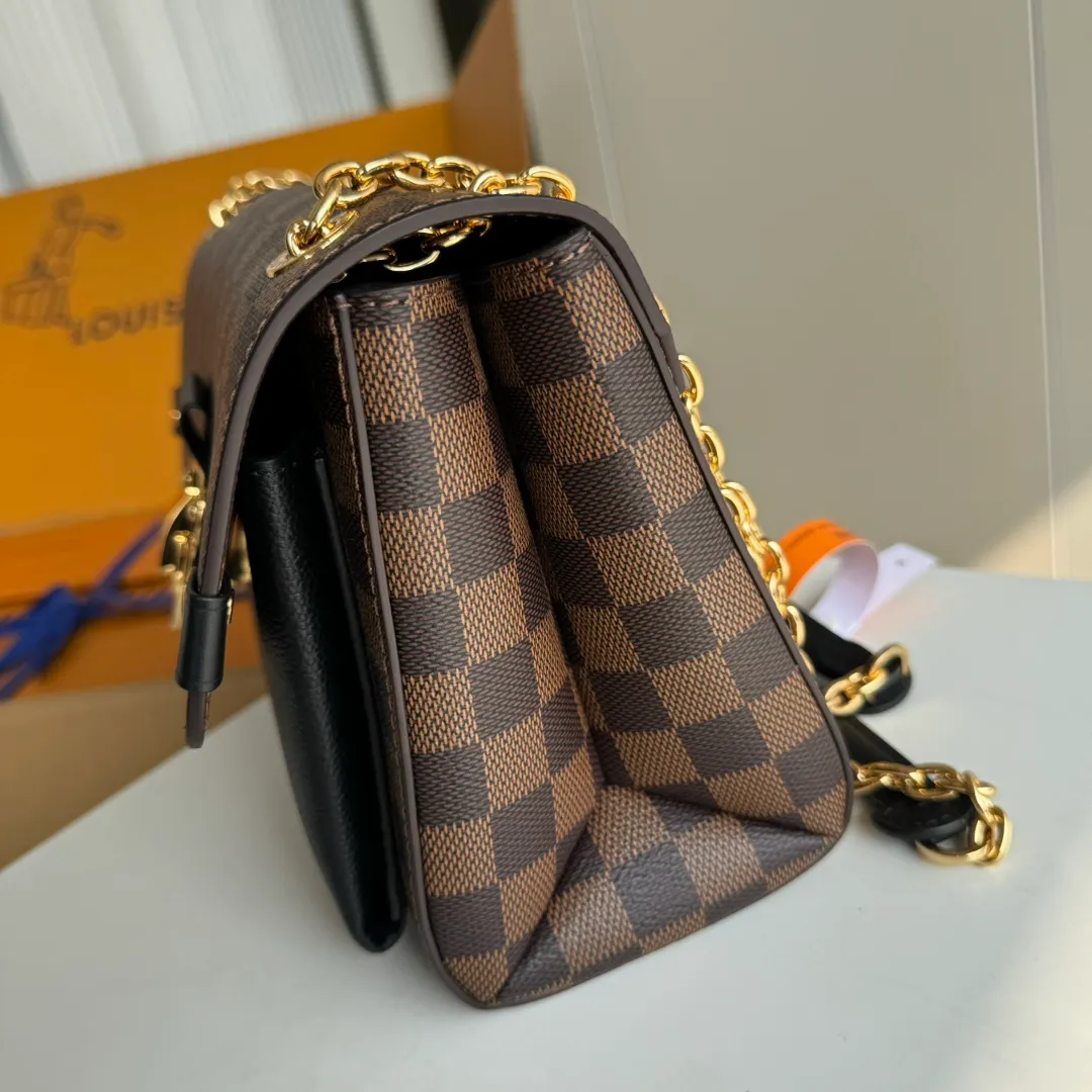 p1100 [Equipped with a full set of MB tax-free packaging] Premium original order with upgraded hardware, real-life photos LU VAVIN small crossbody bag N40108 black N40109 purple N40110 caramel 40113 cream white Made of the unique design of Damier Ebène canvas and soft calfskin, this small Vavin handbag features a bright and eye-catching lock design. Soft and lightweight, fashionable and casual, an easy choice for daily carrying. Comes with an adjustable leather chain strap that can be worn on the shoulder or cross-body. -size25*9*17