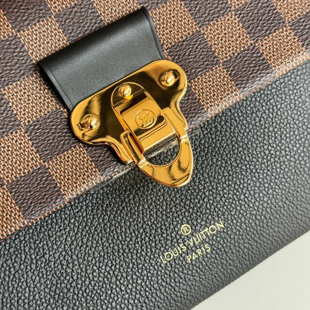 p1100 [Equipped with a full set of MB tax-free packaging] Premium original order with upgraded hardware, real-life photos LU VAVIN small crossbody bag N40108 black N40109 purple N40110 caramel 40113 cream white Made of the unique design of Damier Ebène canvas and soft calfskin, this small Vavin handbag features a bright and eye-catching lock design. Soft and lightweight, fashionable and casual, an easy choice for daily carrying. Comes with an adjustable leather chain strap that can be worn on the shoulder or cross-body. -size25*9*17