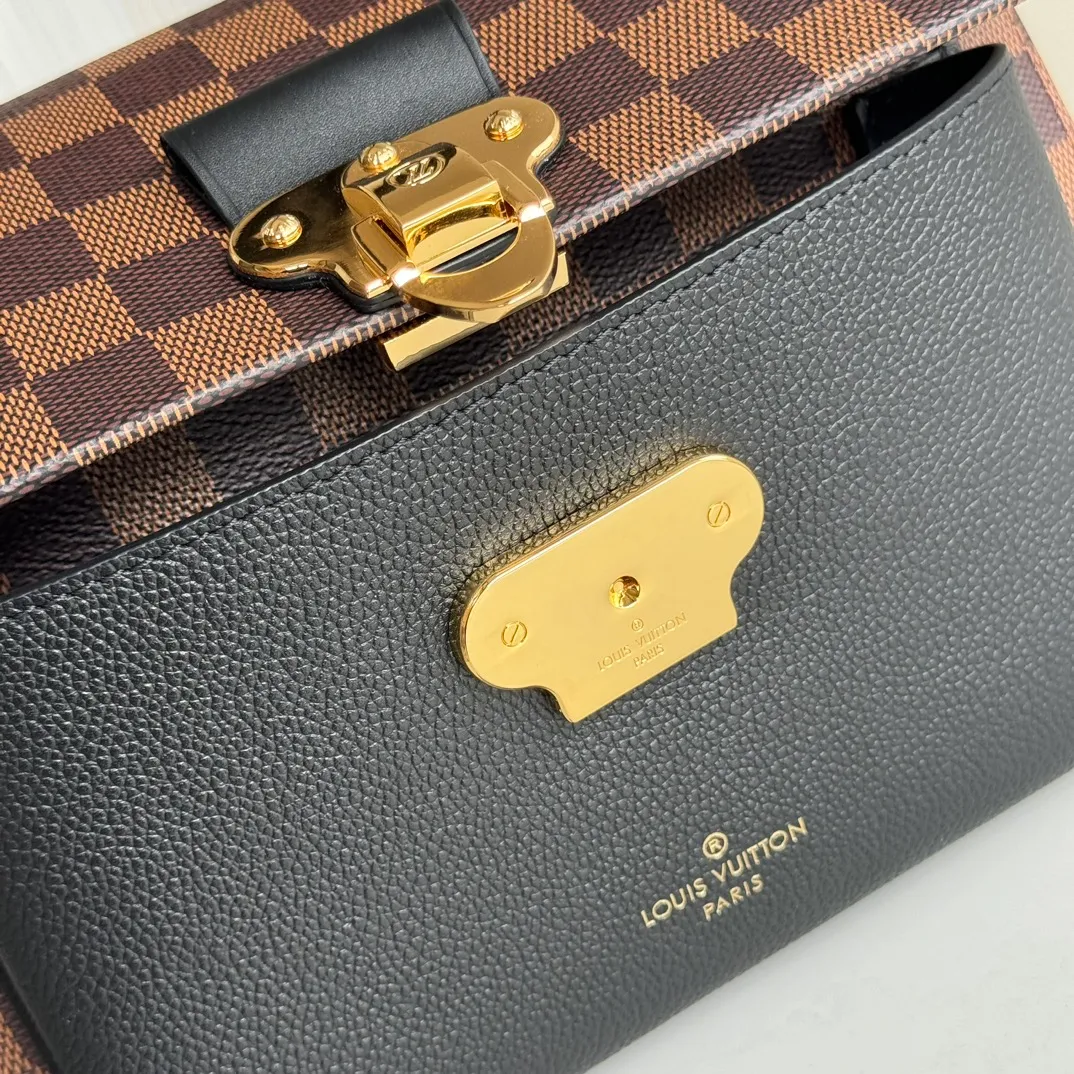 p1100 [Equipped with a full set of MB tax-free packaging] Premium original order with upgraded hardware, real-life photos LU VAVIN small crossbody bag N40108 black N40109 purple N40110 caramel 40113 cream white Made of the unique design of Damier Ebène canvas and soft calfskin, this small Vavin handbag features a bright and eye-catching lock design. Soft and lightweight, fashionable and casual, an easy choice for daily carrying. Comes with an adjustable leather chain strap that can be worn on the shoulder or cross-body. -size25*9*17