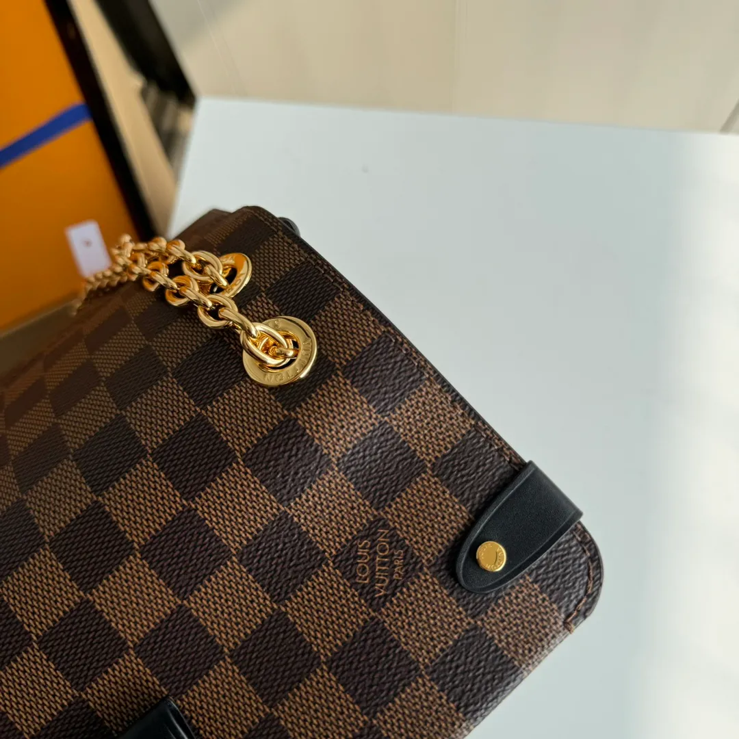 p1100 [Equipped with a full set of MB tax-free packaging] Premium original order with upgraded hardware, real-life photos LU VAVIN small crossbody bag N40108 black N40109 purple N40110 caramel 40113 cream white Made of the unique design of Damier Ebène canvas and soft calfskin, this small Vavin handbag features a bright and eye-catching lock design. Soft and lightweight, fashionable and casual, an easy choice for daily carrying. Comes with an adjustable leather chain strap that can be worn on the shoulder or cross-body. -size25*9*17