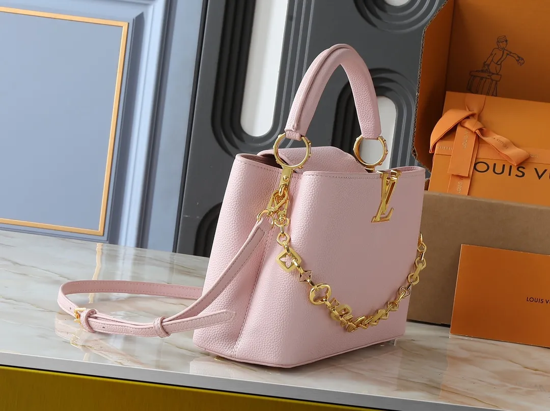 💰460💰Guangzhou goods Upgraded from the original M14381 M14970 M14393 M14972 M14971 This medium Capucines handbag comes from the Harmony series and explores the inspiration of the Monogram flower with a decorative chain. Taurillon cow leather creates an elegant structure, colorful resin outlines the LV letters, and the flip cover provides two styles: external or internal. The neat interior is equipped with multiple pockets, and the detachable and adjustable shoulder strap makes it easy to wear cross-body. Dimensions: 31.5 x 20.0 x 11.0 cm (length x height x width)