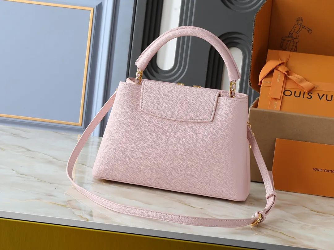 💰460💰Guangzhou goods Upgraded from the original M14381 M14970 M14393 M14972 M14971 This medium Capucines handbag comes from the Harmony series and explores the inspiration of the Monogram flower with a decorative chain. Taurillon cow leather creates an elegant structure, colorful resin outlines the LV letters, and the flip cover provides two styles: external or internal. The neat interior is equipped with multiple pockets, and the detachable and adjustable shoulder strap makes it easy to wear cross-body. Dimensions: 31.5 x 20.0 x 11.0 cm (length x height x width)