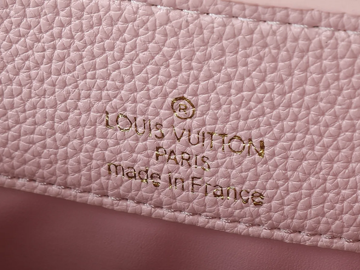 💰460💰Guangzhou goods Upgraded from the original M14381 M14970 M14393 M14972 M14971 This medium Capucines handbag comes from the Harmony series and explores the inspiration of the Monogram flower with a decorative chain. Taurillon cow leather creates an elegant structure, colorful resin outlines the LV letters, and the flip cover provides two styles: external or internal. The neat interior is equipped with multiple pockets, and the detachable and adjustable shoulder strap makes it easy to wear cross-body. Dimensions: 31.5 x 20.0 x 11.0 cm (length x height x width)
