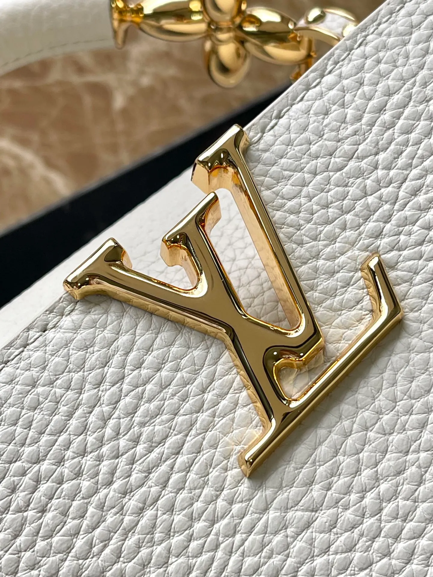 💰2160 (Special Grade Original Leather) M23944 White Mini This Capucines mini handbag incorporates delicate Monogram flowers into the handle, and uses delicate brushstrokes to present the three-dimensional look of the LV logo, injecting dazzling light into the soft design. Full-grain Taurillon leather has a compact shape that can hold a smartphone, short wallet and other small essentials. Dimensions: 21 × 14 × 8 cm