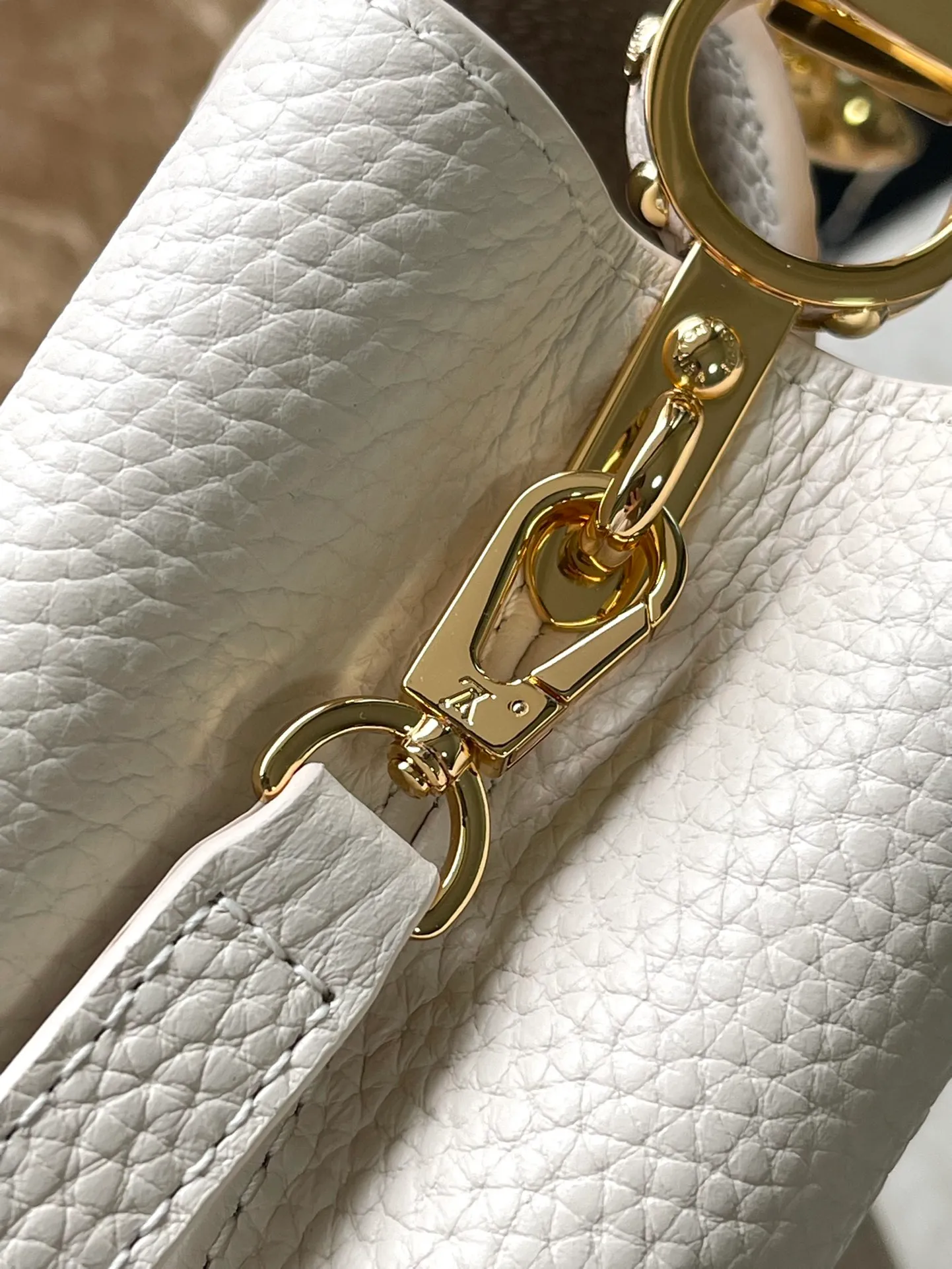 💰2160 (Special Grade Original Leather) M23944 White Mini This Capucines mini handbag incorporates delicate Monogram flowers into the handle, and uses delicate brushstrokes to present the three-dimensional look of the LV logo, injecting dazzling light into the soft design. Full-grain Taurillon leather has a compact shape that can hold a smartphone, short wallet and other small essentials. Dimensions: 21 × 14 × 8 cm