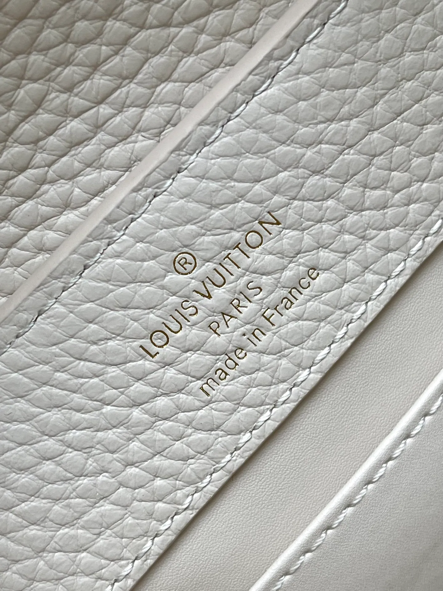💰2160 (Special Grade Original Leather) M23944 White Mini This Capucines mini handbag incorporates delicate Monogram flowers into the handle, and uses delicate brushstrokes to present the three-dimensional look of the LV logo, injecting dazzling light into the soft design. Full-grain Taurillon leather has a compact shape that can hold a smartphone, short wallet and other small essentials. Dimensions: 21 × 14 × 8 cm
