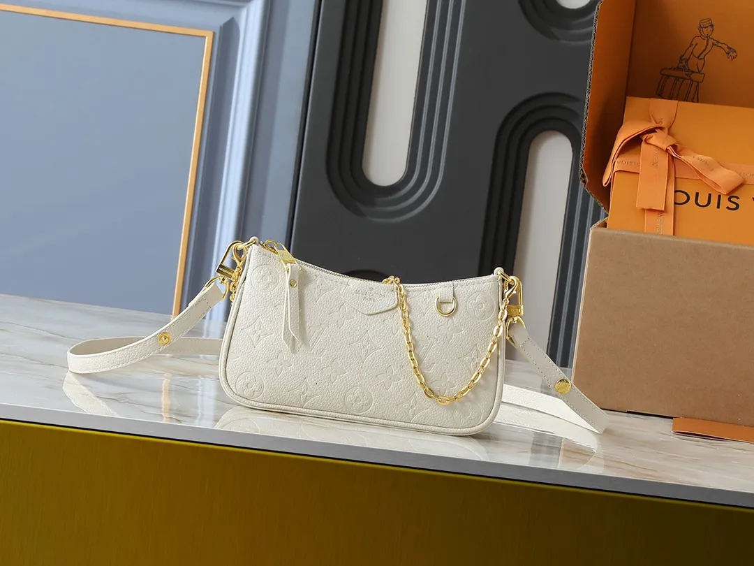 💰180💰Upgraded from the original M81066 M80349 M14421 M81862 M13614 This Easy Pouch handbag has a classic Monogram pattern on the leather body and incorporates dazzling metal parts such as D-rings, making it a perfect choice for day and night travel. The compact shape is suitable for daily needs, and the detachable shoulder strap and chain allow for a variety of carrying methods. Dimensions: 19.0 x 11.5 x 3.0 cm (length x height x width)