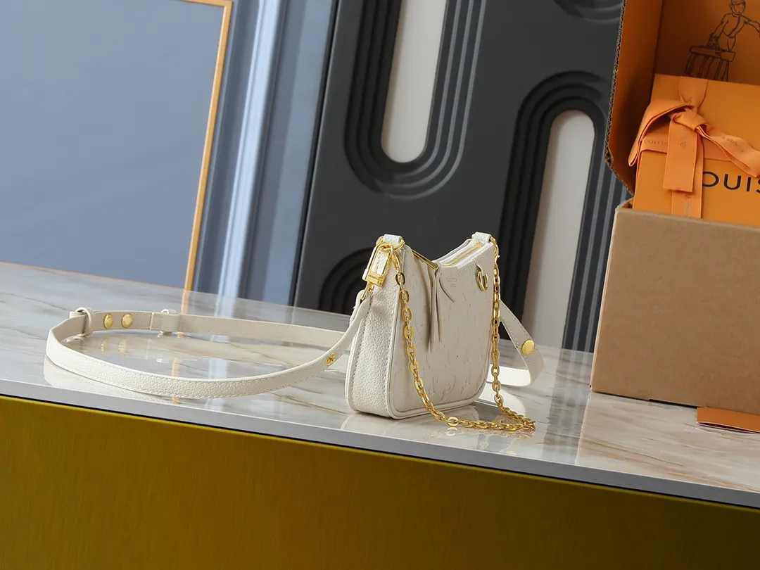 💰180💰Upgraded from the original M81066 M80349 M14421 M81862 M13614 This Easy Pouch handbag has a classic Monogram pattern on the leather body and incorporates dazzling metal parts such as D-rings, making it a perfect choice for day and night travel. The compact shape is suitable for daily needs, and the detachable shoulder strap and chain allow for a variety of carrying methods. Dimensions: 19.0 x 11.5 x 3.0 cm (length x height x width)
