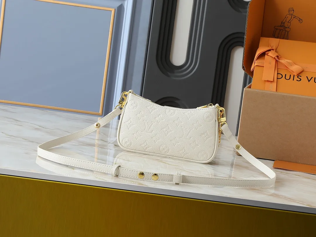 💰180💰Upgraded from the original M81066 M80349 M14421 M81862 M13614 This Easy Pouch handbag has a classic Monogram pattern on the leather body and incorporates dazzling metal parts such as D-rings, making it a perfect choice for day and night travel. The compact shape is suitable for daily needs, and the detachable shoulder strap and chain allow for a variety of carrying methods. Dimensions: 19.0 x 11.5 x 3.0 cm (length x height x width)