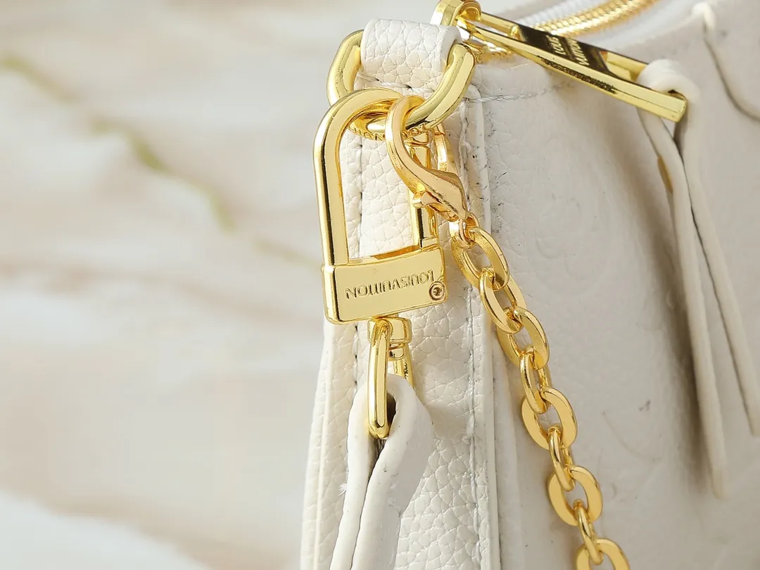 💰180💰Upgraded from the original M81066 M80349 M14421 M81862 M13614 This Easy Pouch handbag has a classic Monogram pattern on the leather body and incorporates dazzling metal parts such as D-rings, making it a perfect choice for day and night travel. The compact shape is suitable for daily needs, and the detachable shoulder strap and chain allow for a variety of carrying methods. Dimensions: 19.0 x 11.5 x 3.0 cm (length x height x width)