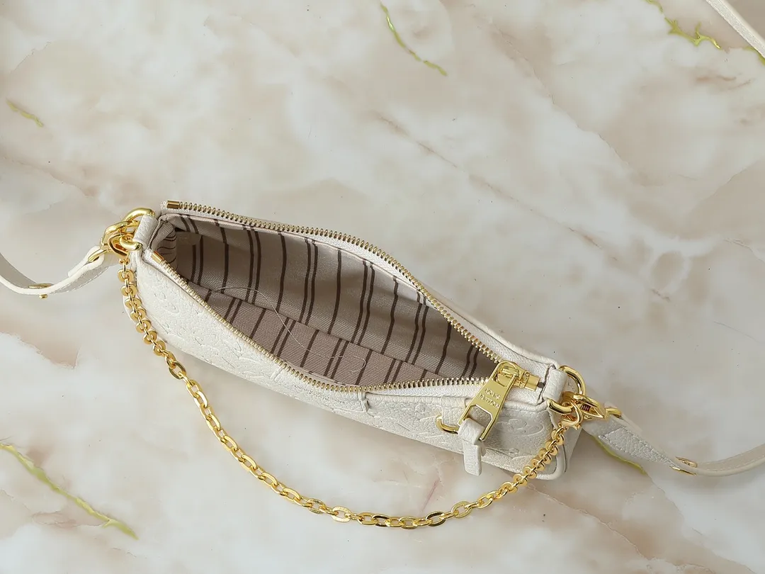💰180💰Upgraded from the original M81066 M80349 M14421 M81862 M13614 This Easy Pouch handbag has a classic Monogram pattern on the leather body and incorporates dazzling metal parts such as D-rings, making it a perfect choice for day and night travel. The compact shape is suitable for daily needs, and the detachable shoulder strap and chain allow for a variety of carrying methods. Dimensions: 19.0 x 11.5 x 3.0 cm (length x height x width)