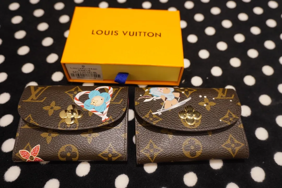 P130💰 41939, model number 12239. This LV Charms card holder is from the SnowShow series. It combines the iconic Monogram canvas with smooth leather trim and festive patterns. The brand mascot Vivienne’s pet dog Petula lives in a corner, and Vivienne decorations and LV flowers complete the exquisite design. Dimensions10x8x2